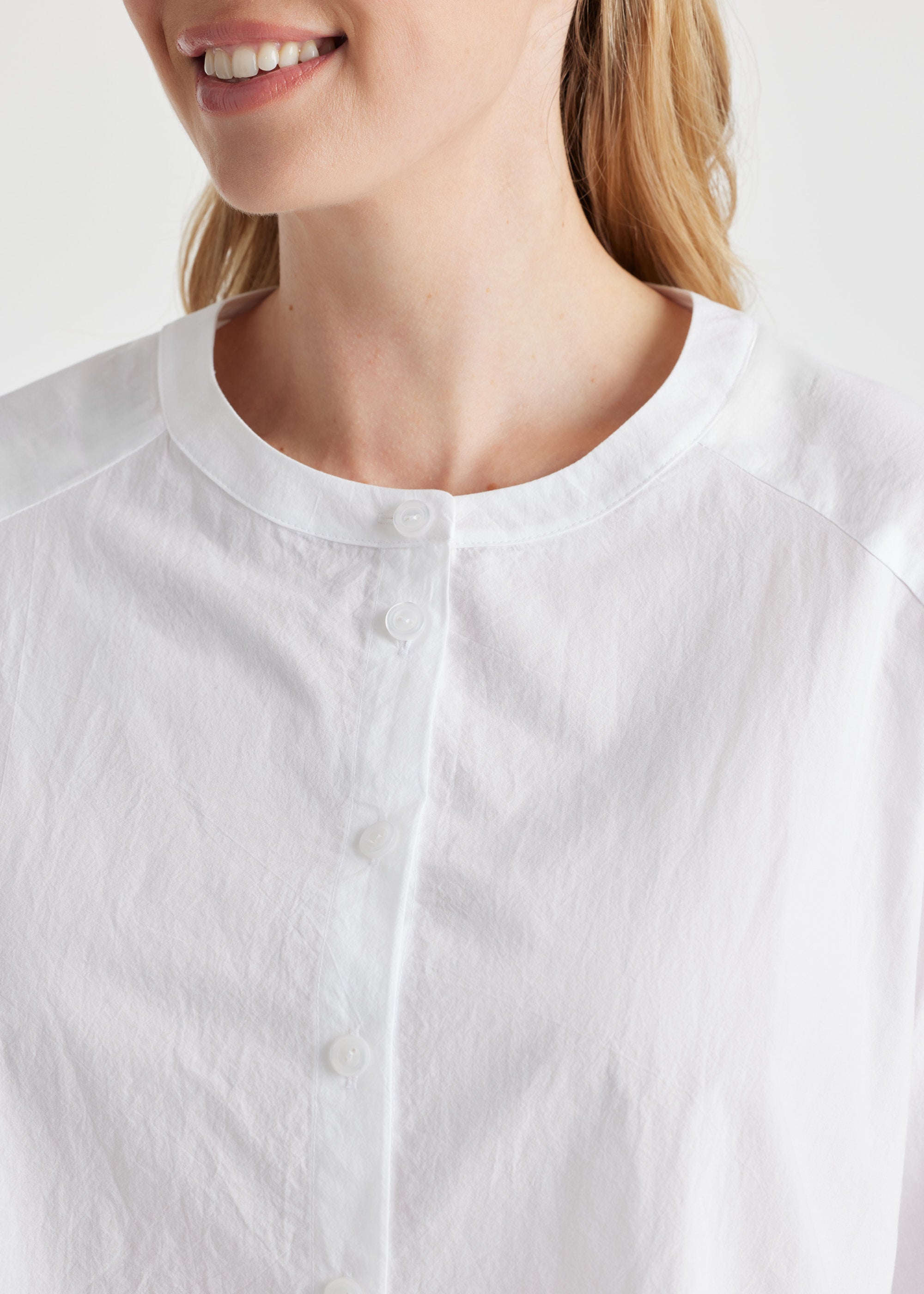 Bluse BLOMBERGA mit Knopfleiste, 3/4-Ärmeln und abgerundetem Saum in Weiß