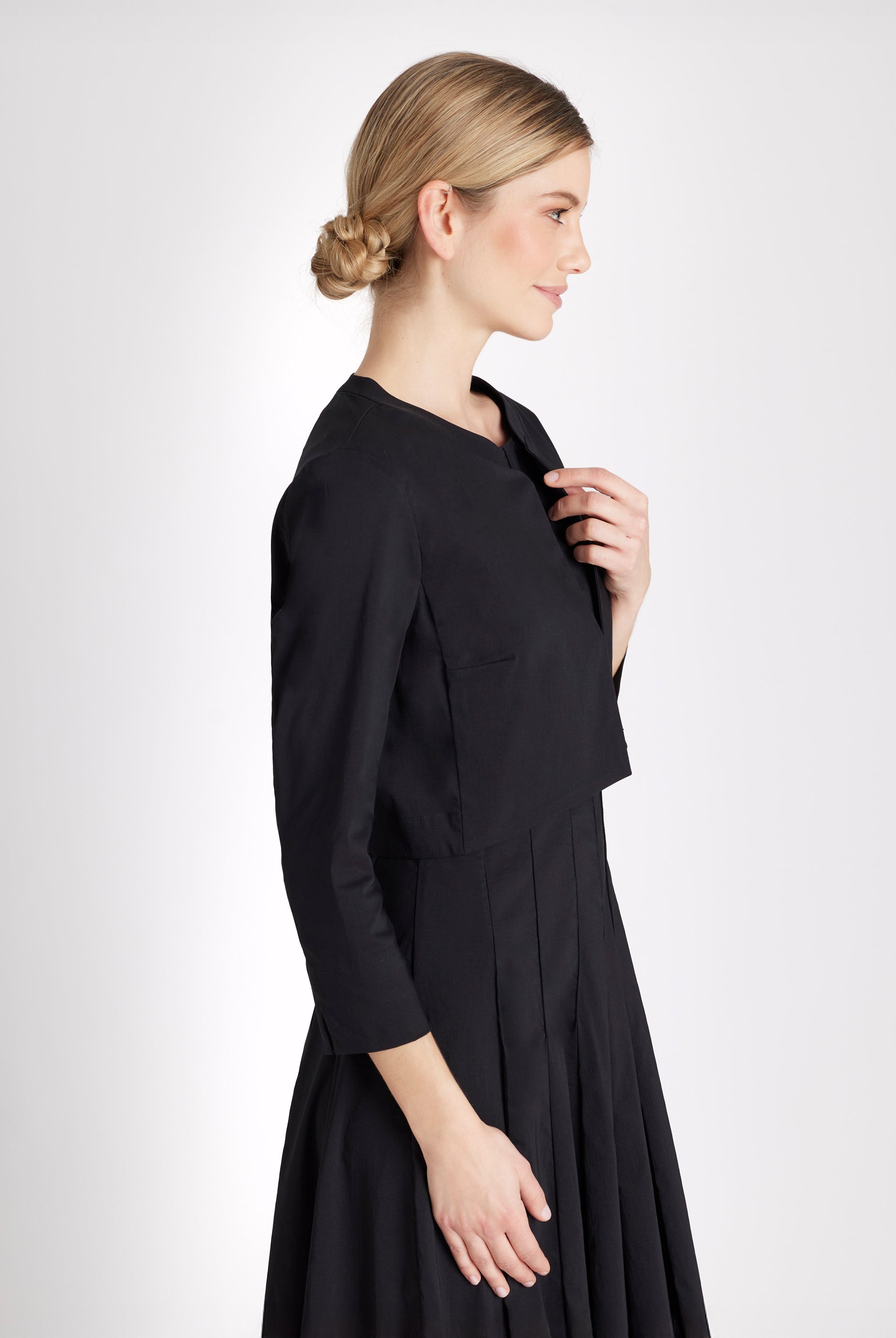 Bolero MYAGO mit kleinem Stehkragen, 3/4-Ärmeln und ohne Verschluss in Schwarz