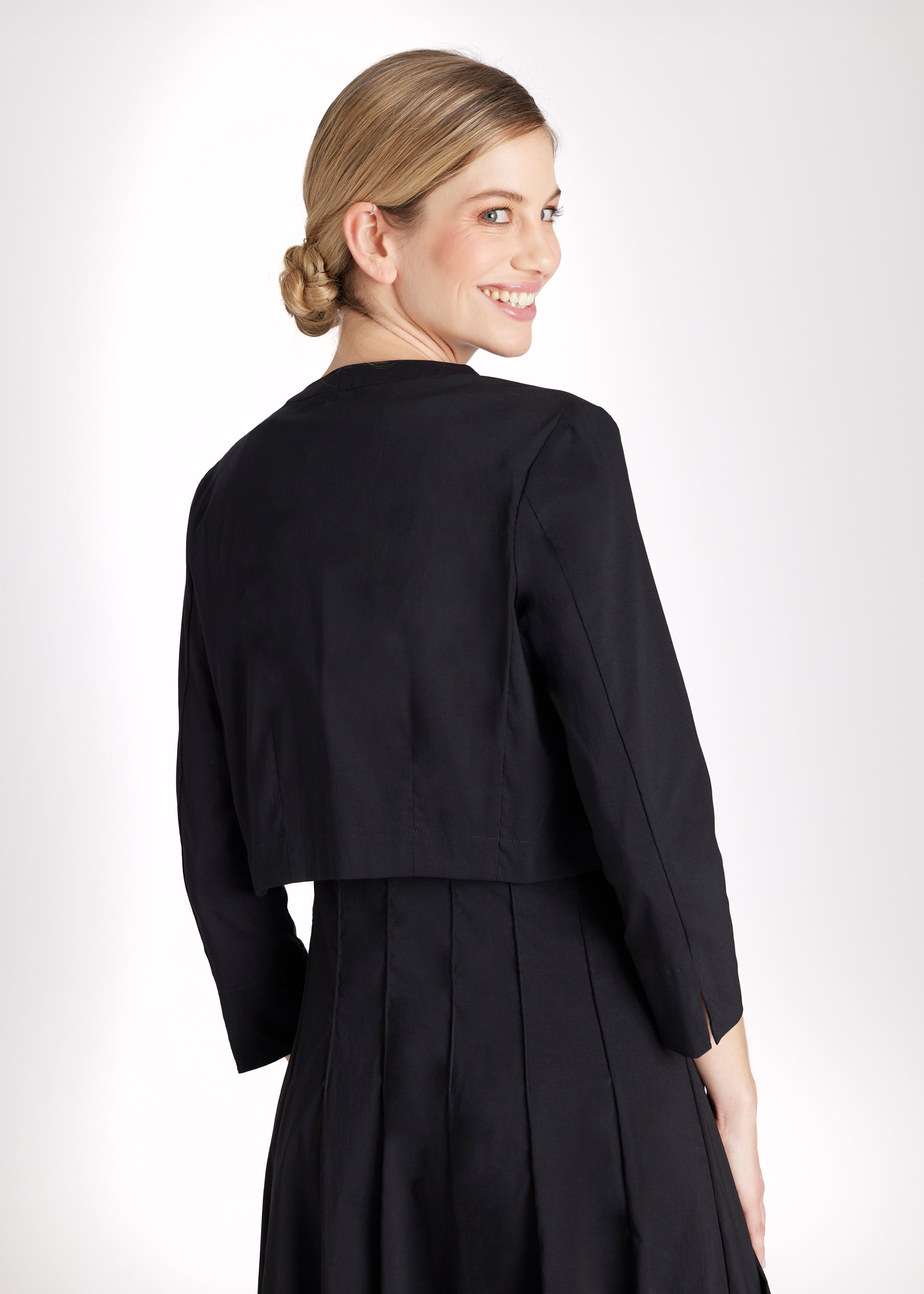 Bolero MYAGO mit kleinem Stehkragen, 3/4-Ärmeln und ohne Verschluss in Schwarz