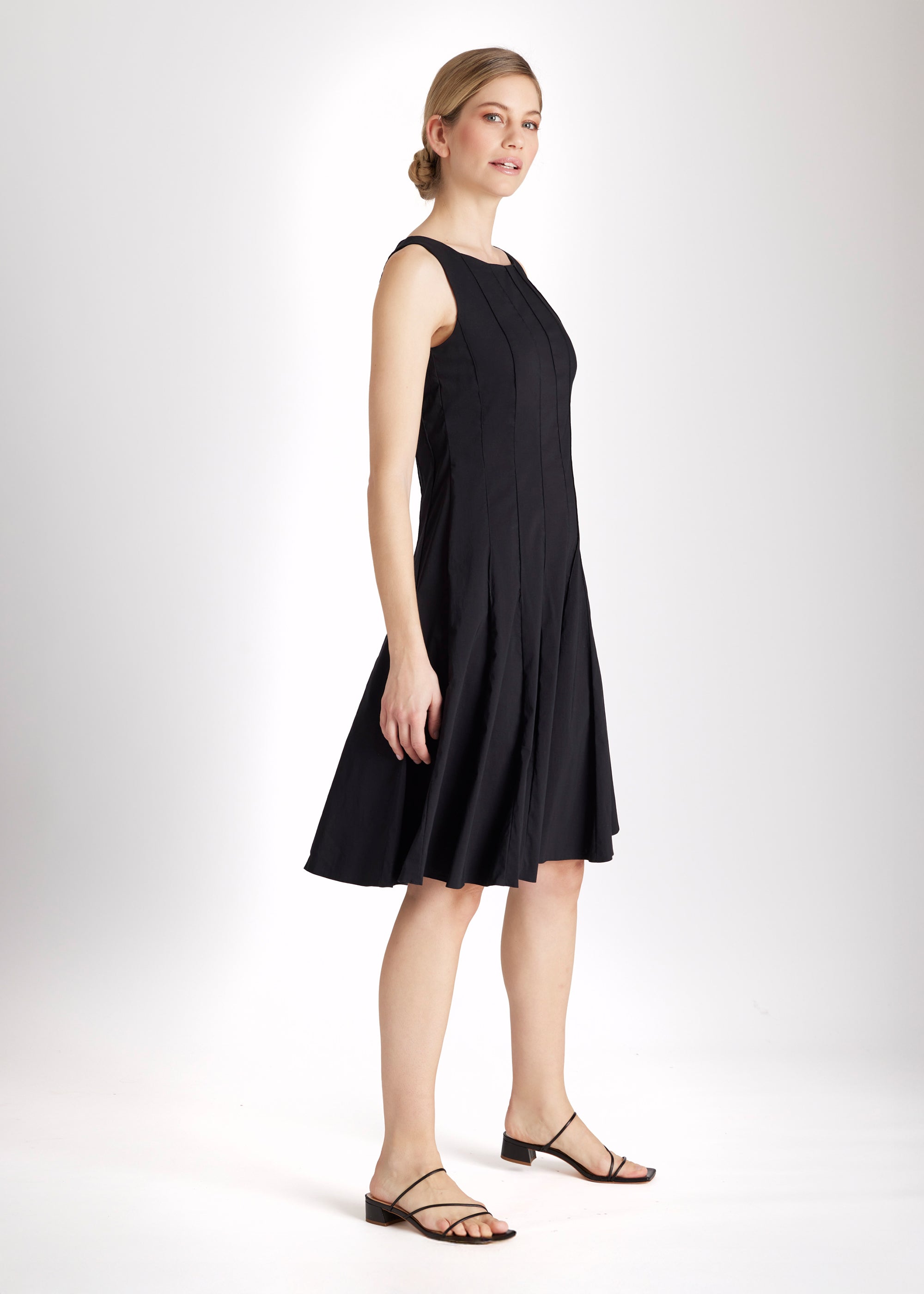 Knielanges, ärmelloses Kleid Mexico mit Biesen und tailliertem Schnitt in Schwarz