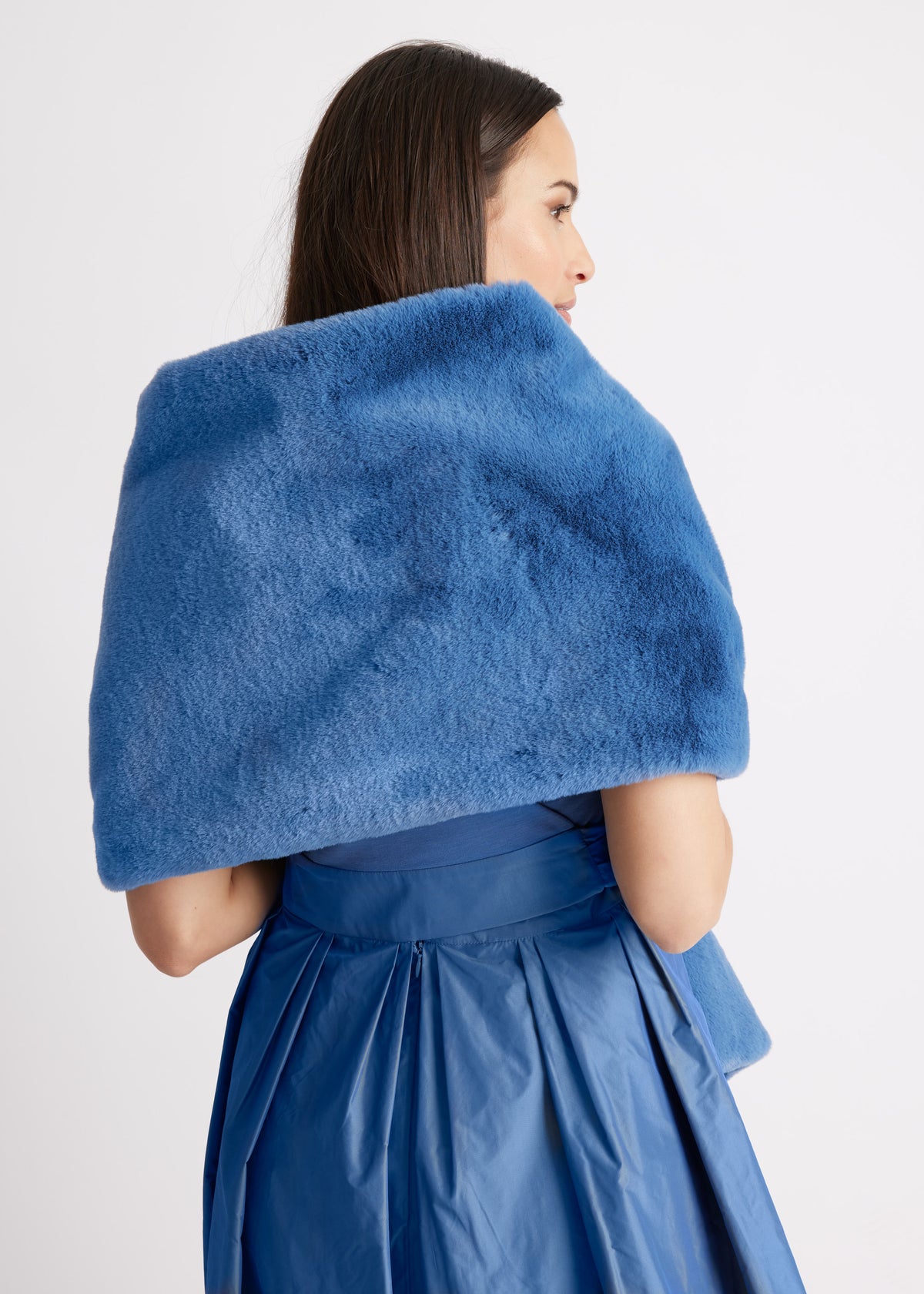 Rechteckige Stola aus Kunstfell mit Hakenverschluss in Hellblau