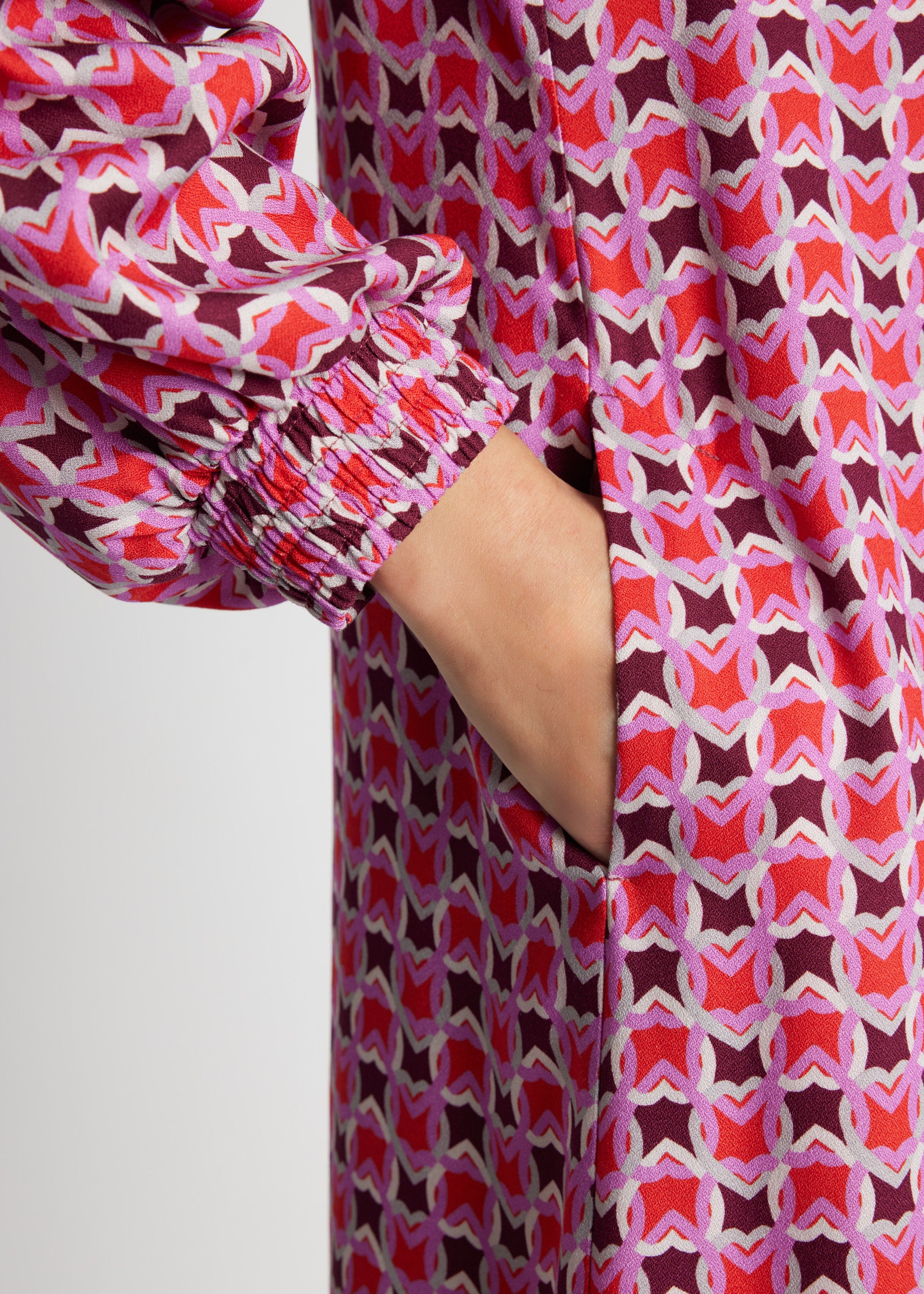 Kurzes Kleid VYBYLIA in A-Linien-Passform mit Stehkragen, Reißverschluss hinten, langen Ärmeln und Muster in Pink
