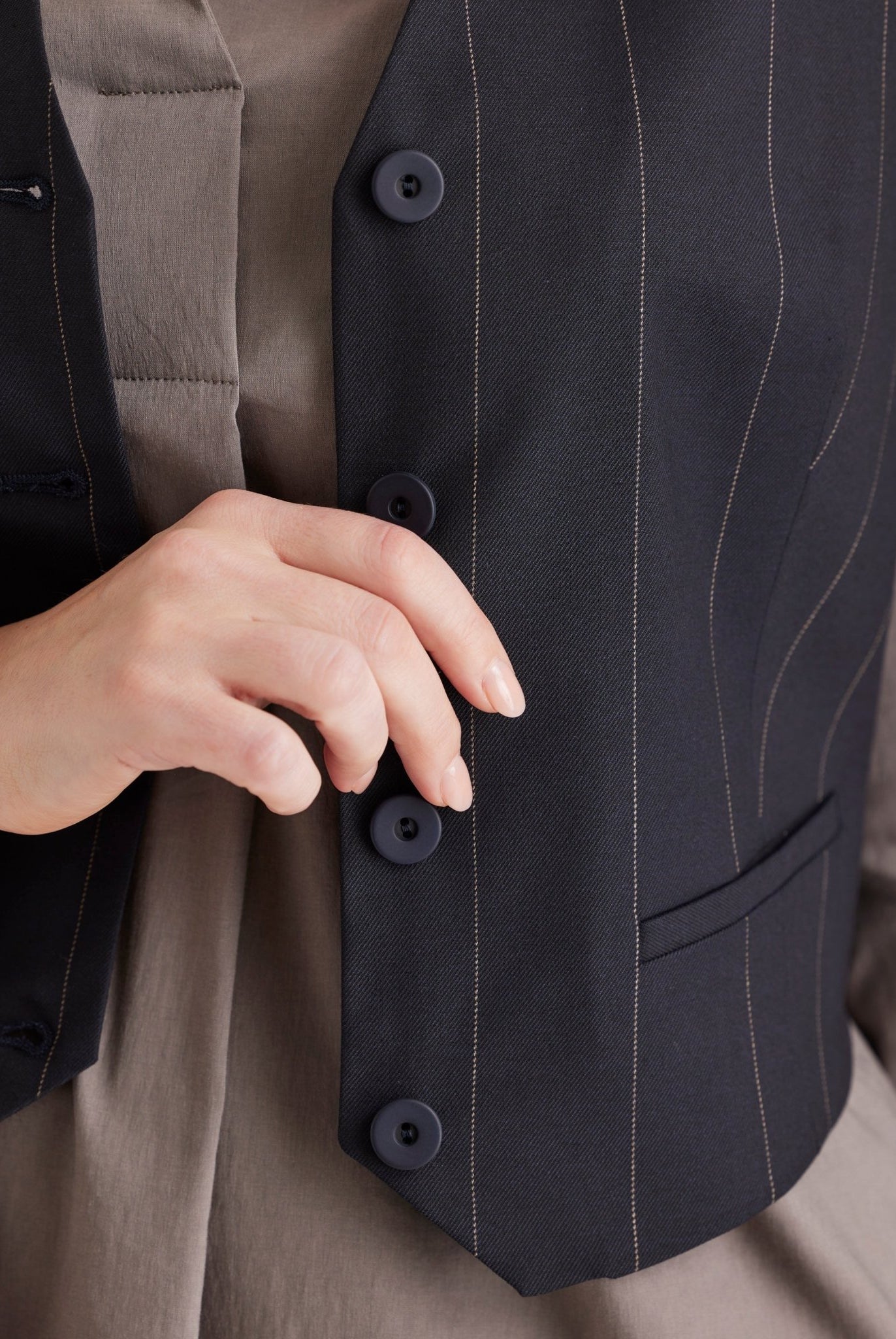 Anzugweste TESCAWE mit V-Ausschnitt, Knöpfen und Nadelstreifen in Dunkelblau