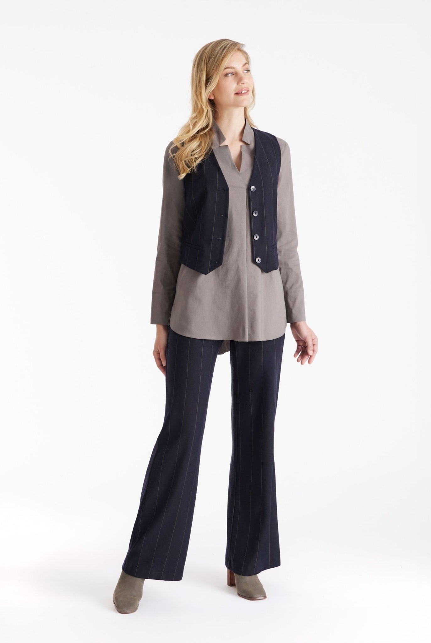 Anzugweste TESCAWE mit V-Ausschnitt, Knöpfen und Nadelstreifen in Dunkelblau