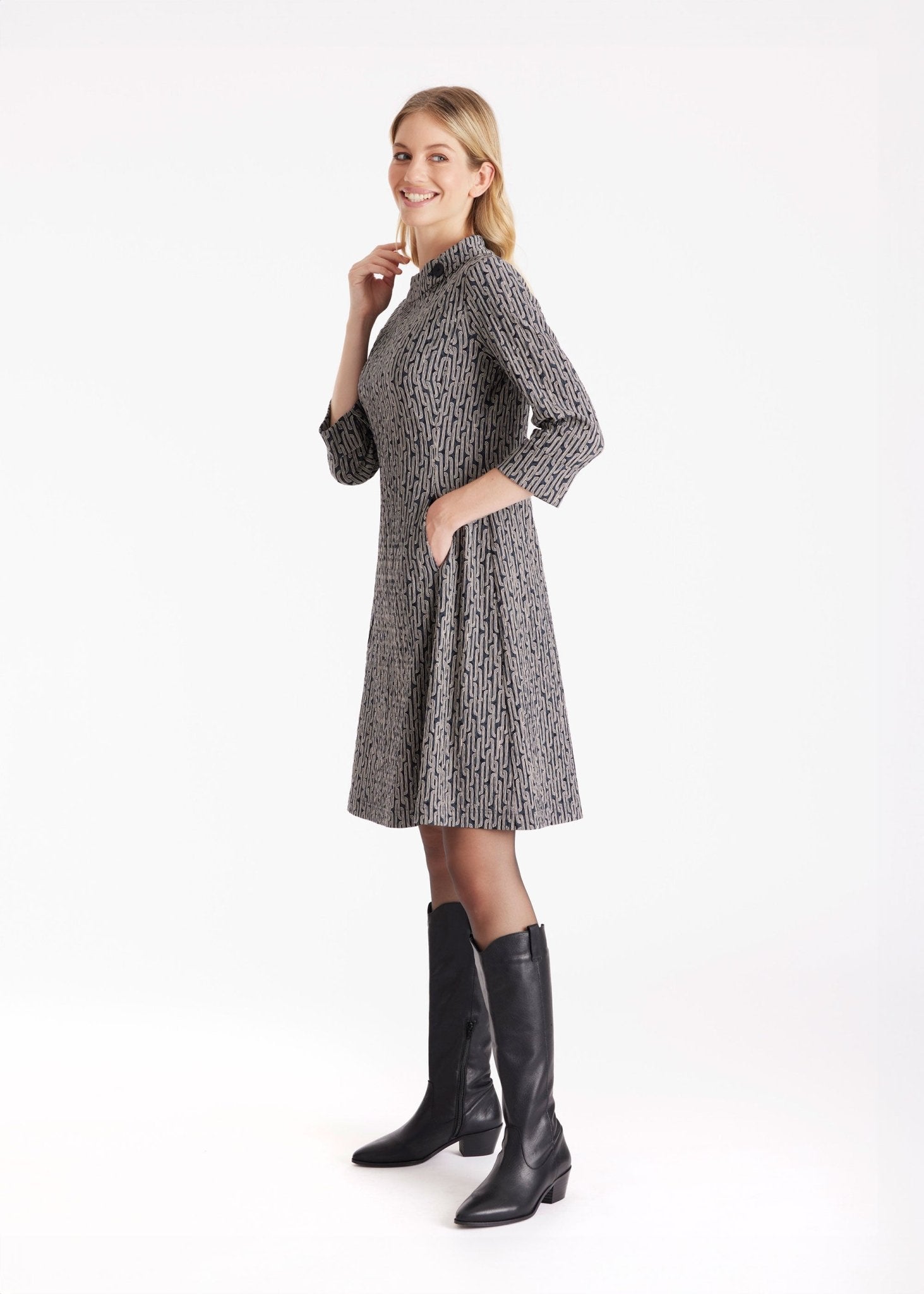 Knielanges, ausgestelltes Kleid EMOLIA mit Stehkragen, verkürzten Armen und geometrischem Muster in Grau