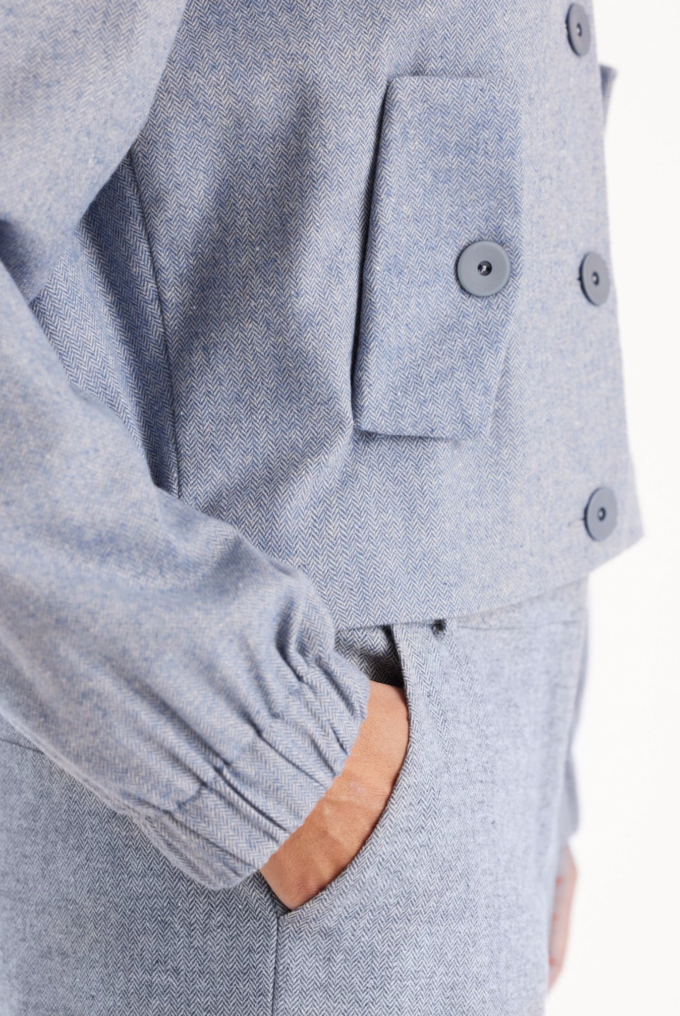 Blouson-Jacke YIJIRI mit Kragen, Knopfleiste und schrägen Taschen in Blau