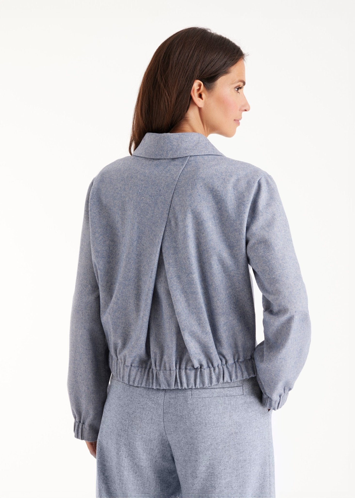 Blouson-Jacke YIJIRI mit Kragen, Knopfleiste und schrägen Taschen in Blau