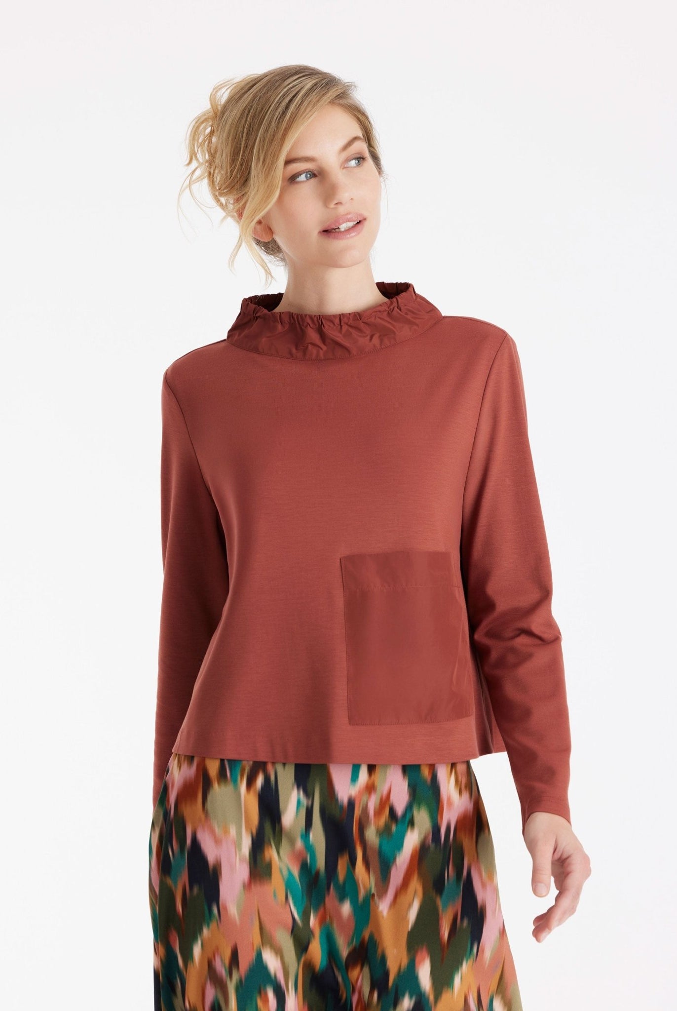 Langarm Bluse GYGATO mit Stehkragen und vorne seitlich aufgesetzter, großer Tasche in Braun