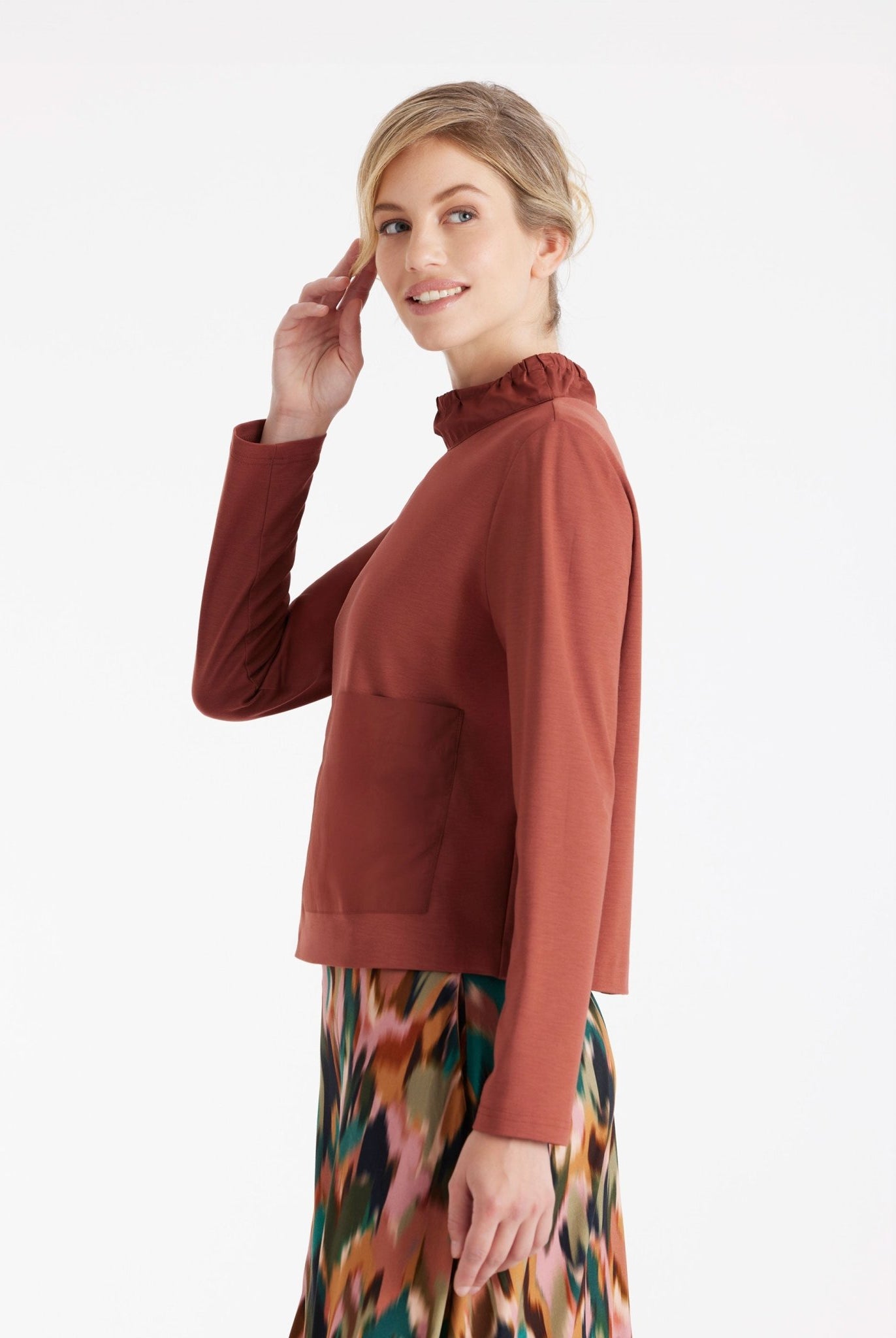 Langarm Bluse GYGATO mit Stehkragen und vorne seitlich aufgesetzter, großer Tasche in Braun