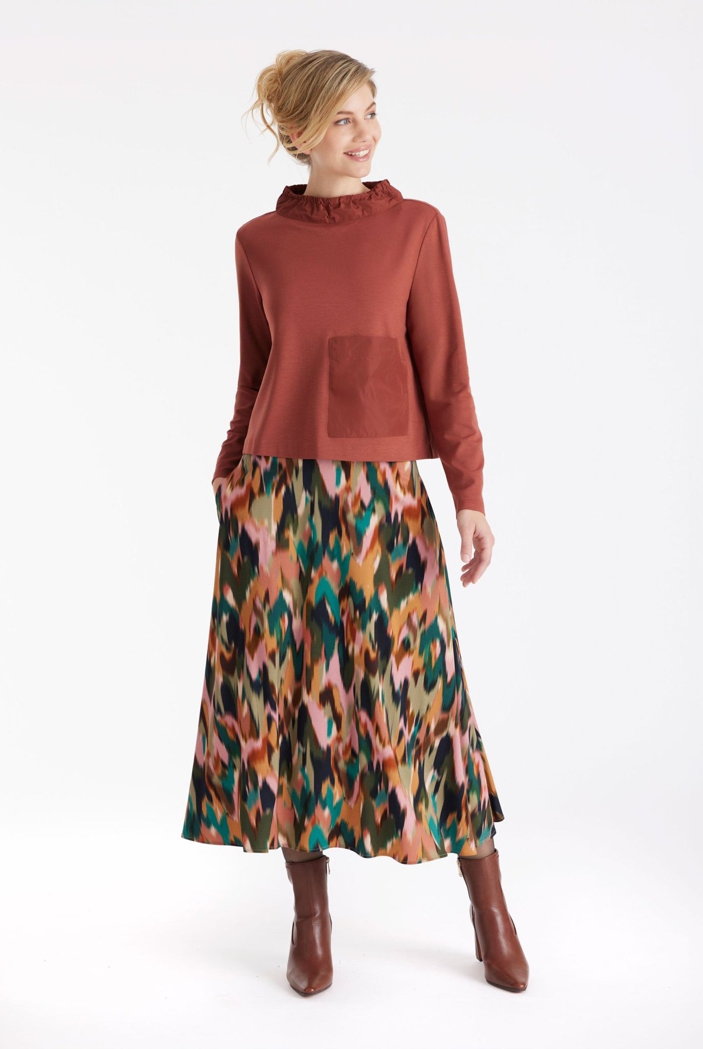 Langarm Bluse GYGATO mit Stehkragen und vorne seitlich aufgesetzter, großer Tasche in Braun