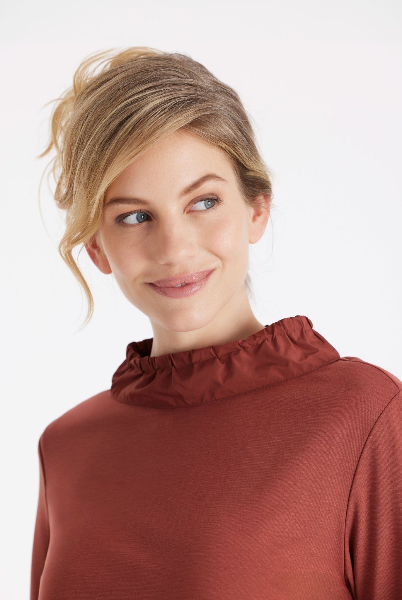 Langarm Bluse GYGATO mit Stehkragen und vorne seitlich aufgesetzter, großer Tasche in Braun