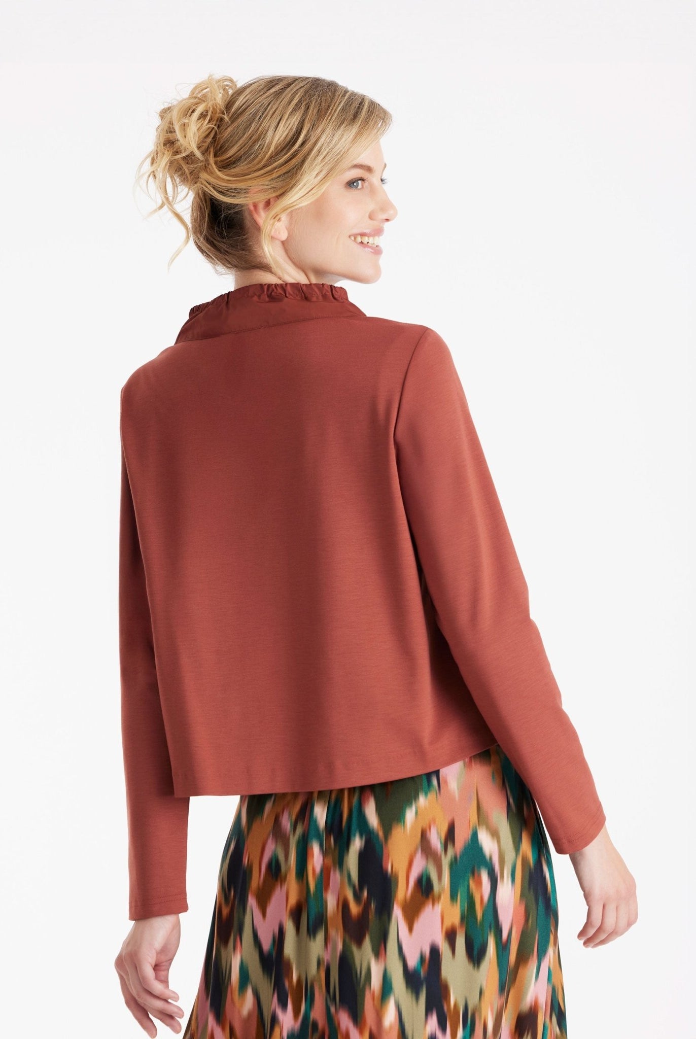 Langarm Bluse GYGATO mit Stehkragen und vorne seitlich aufgesetzter, großer Tasche in Braun