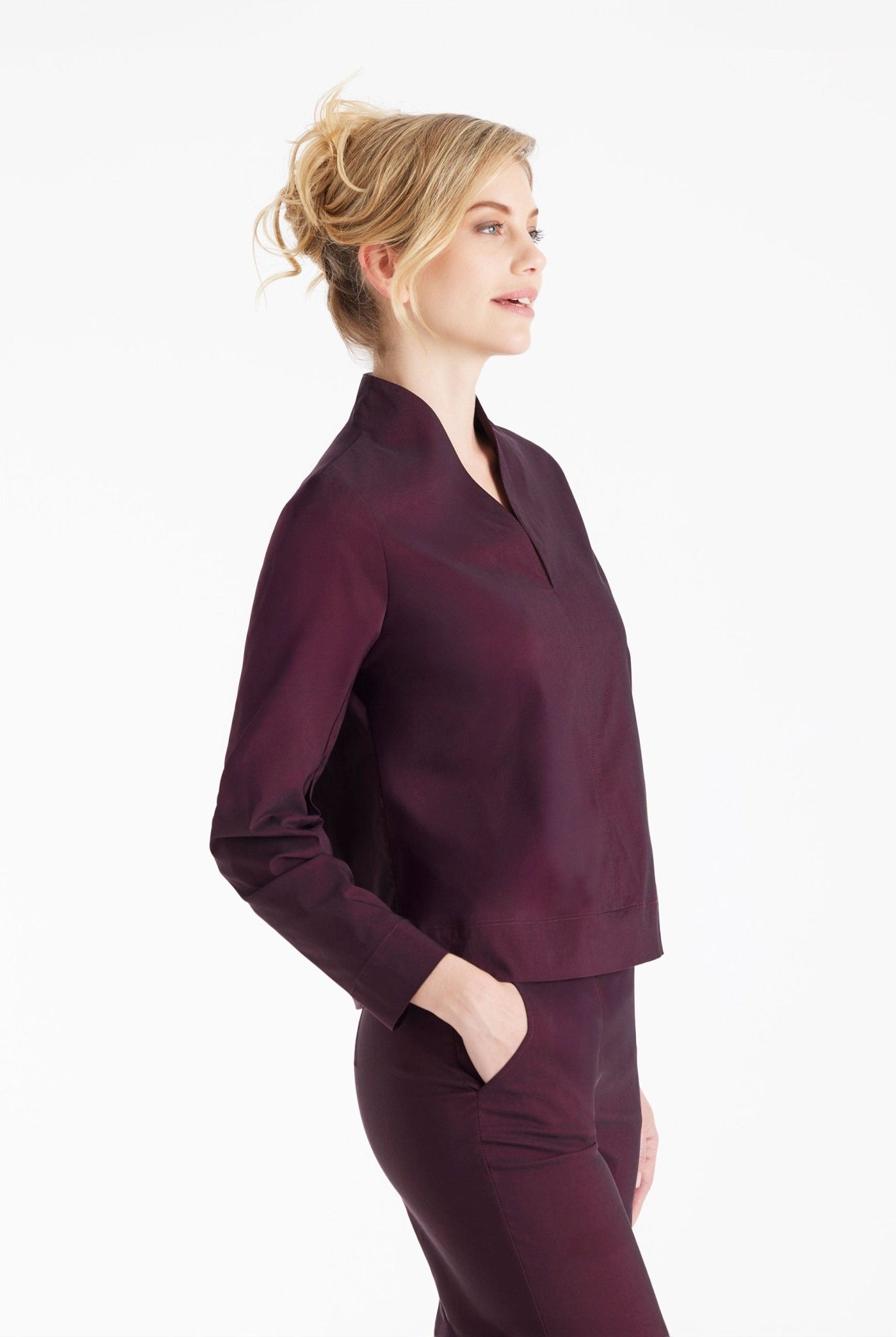 Bluse JIBRYX mit kleinem Stehkragen, V-Ausschnitt und langen Armen in Dunkelrot