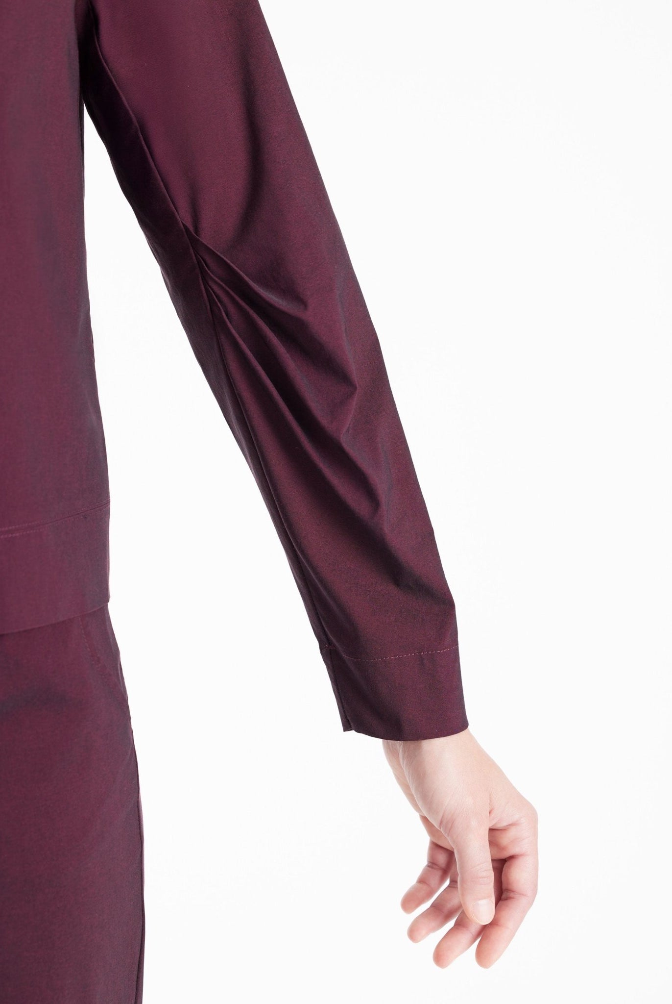 Bluse JIBRYX mit kleinem Stehkragen, V-Ausschnitt und langen Armen in Dunkelrot