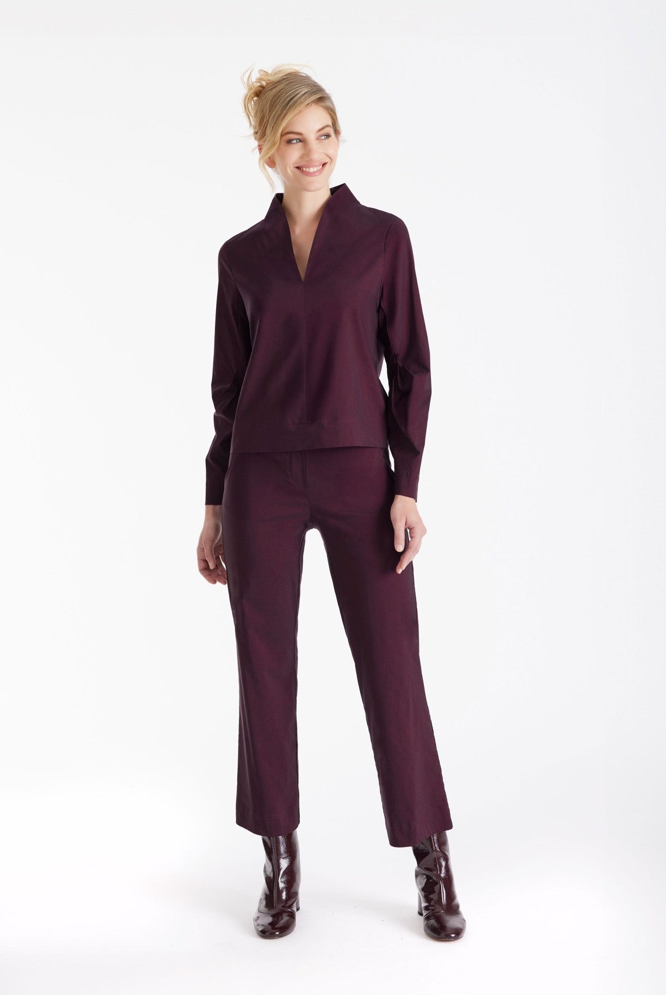 Bluse JIBRYX mit kleinem Stehkragen, V-Ausschnitt und langen Armen in Dunkelrot