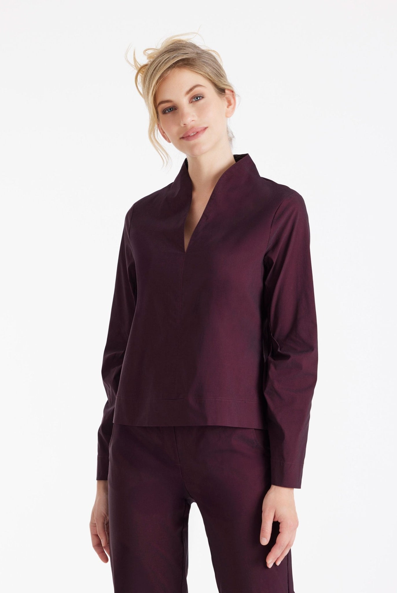 Bluse JIBRYX mit kleinem Stehkragen, V-Ausschnitt und langen Armen in Dunkelrot