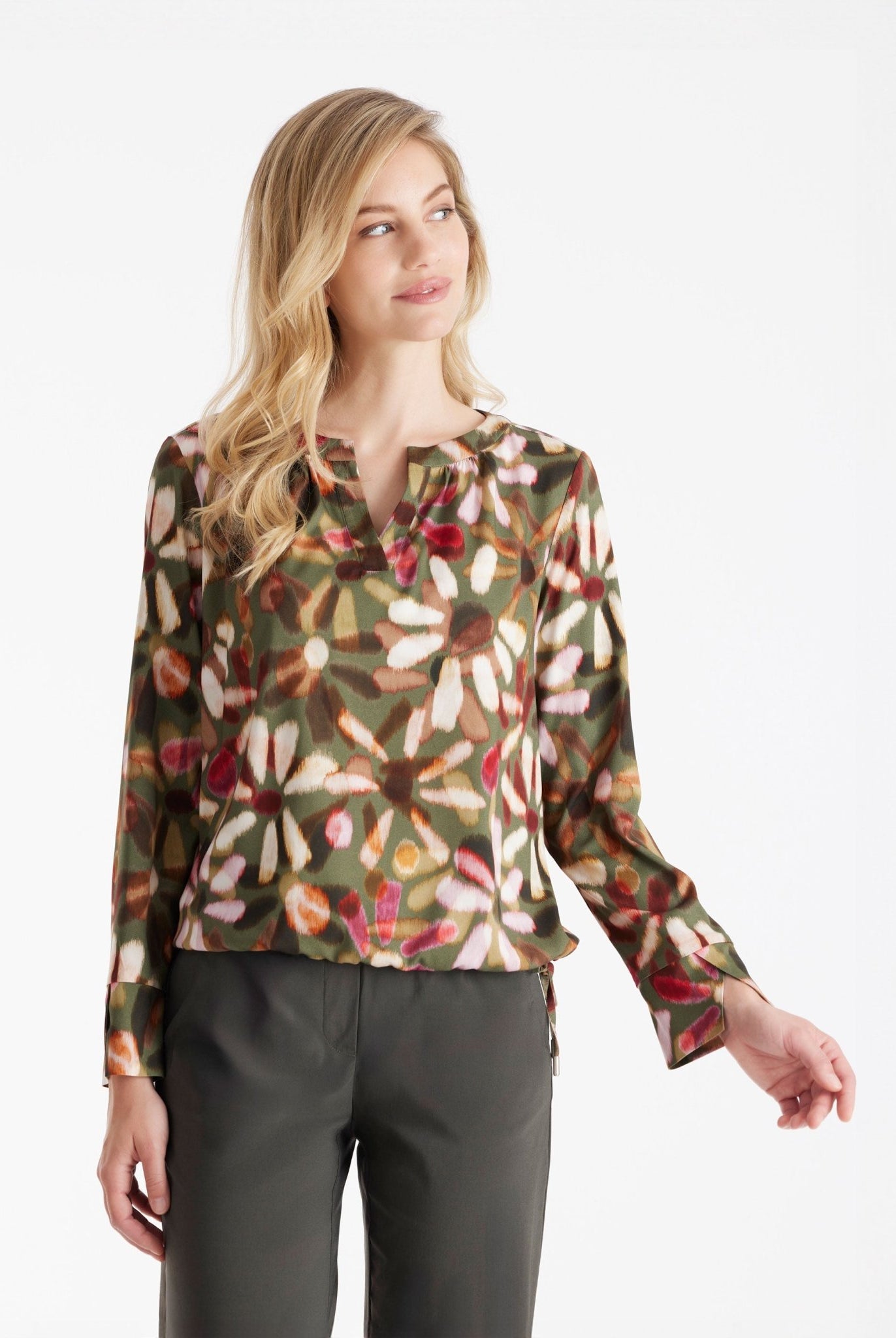 Bluse NABLOY mit Rundhals, kleinem V-Ausschnitt, langen Armen und mehrfarbigem Blumenmuster