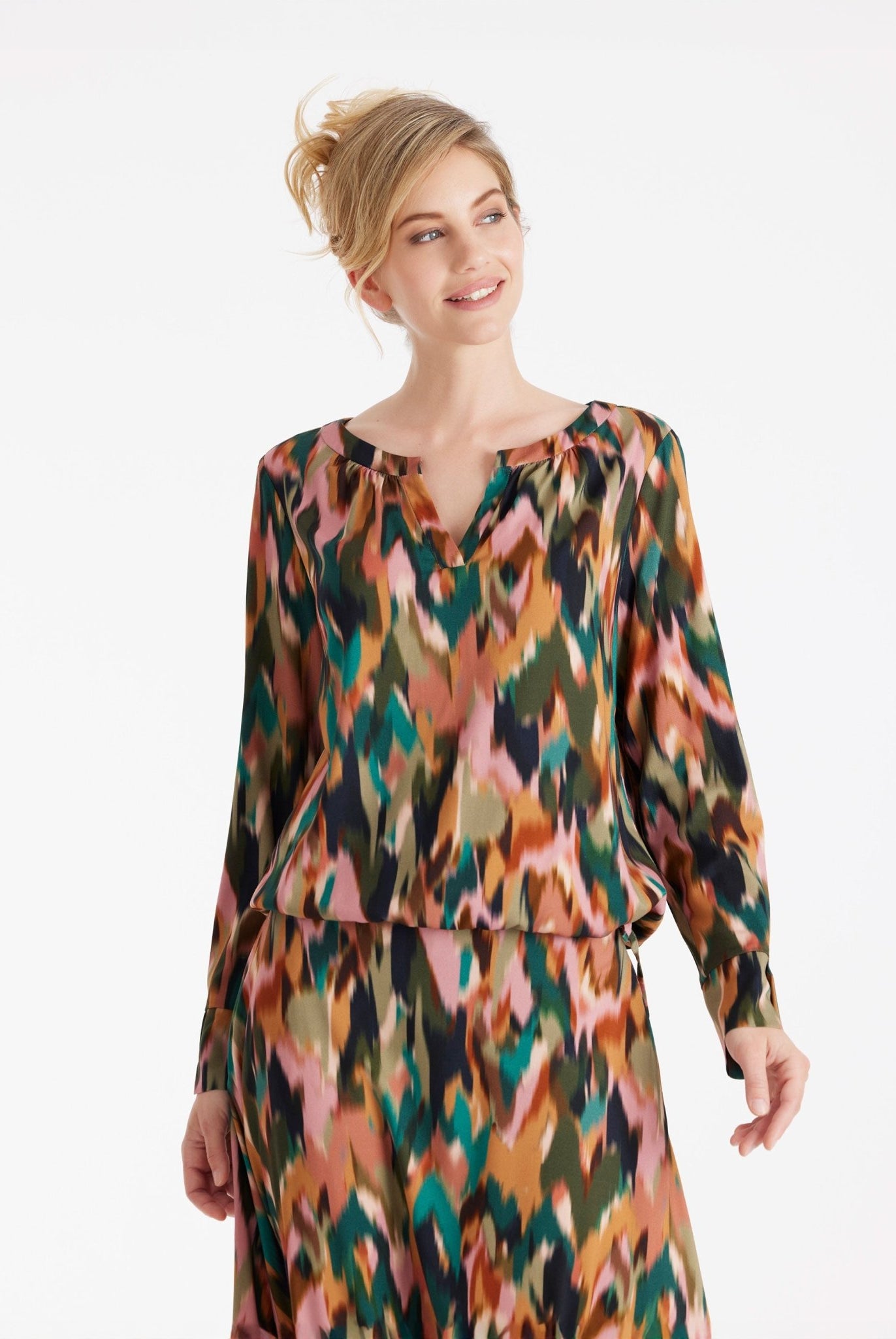 Bluse NABLOY mit Rundhals, kleinem V-Ausschnitt, langen Armen und mehrfarbigem Blumenmuster