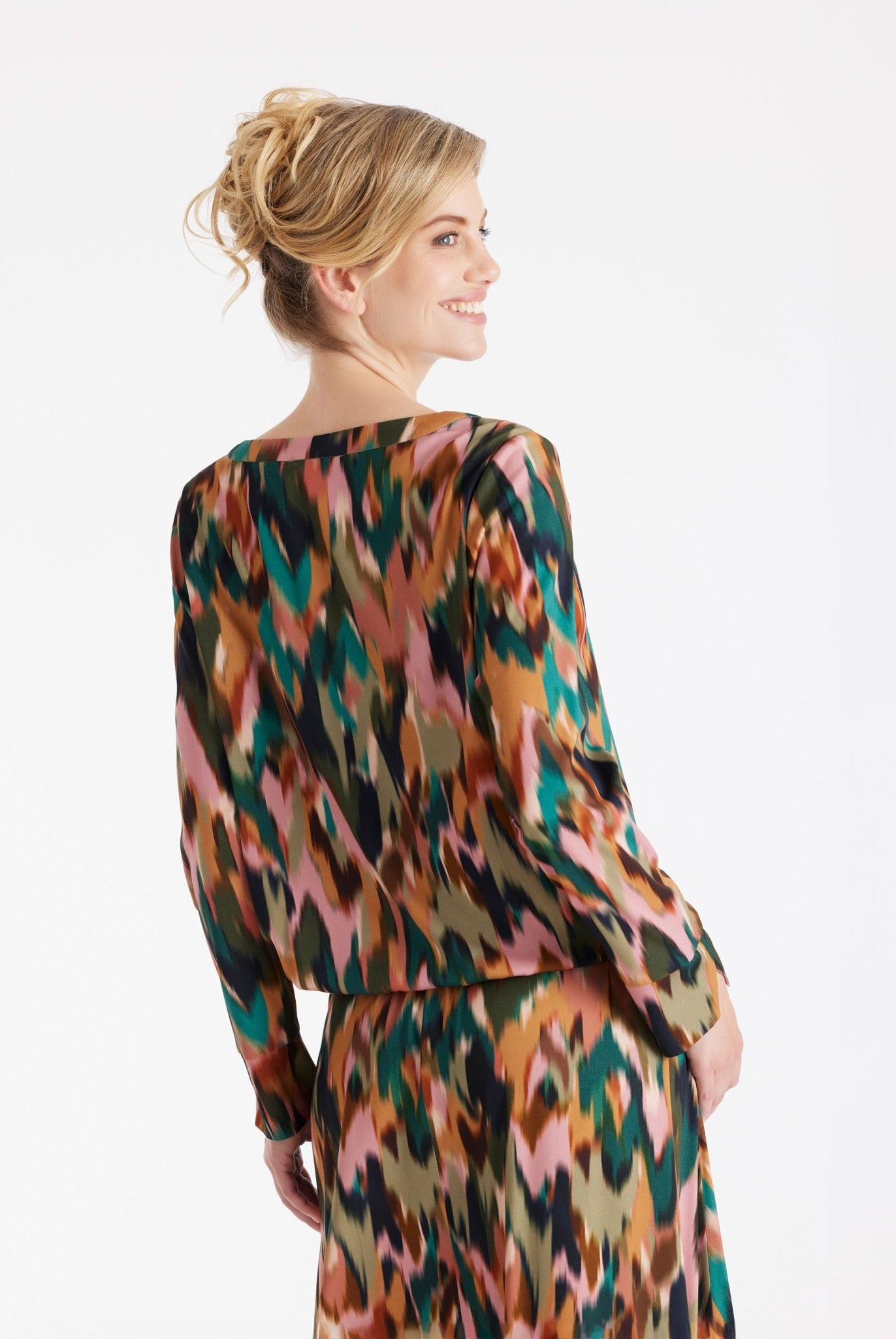 Bluse NABLOY mit Rundhals, kleinem V-Ausschnitt, langen Armen und mehrfarbigem Blumenmuster