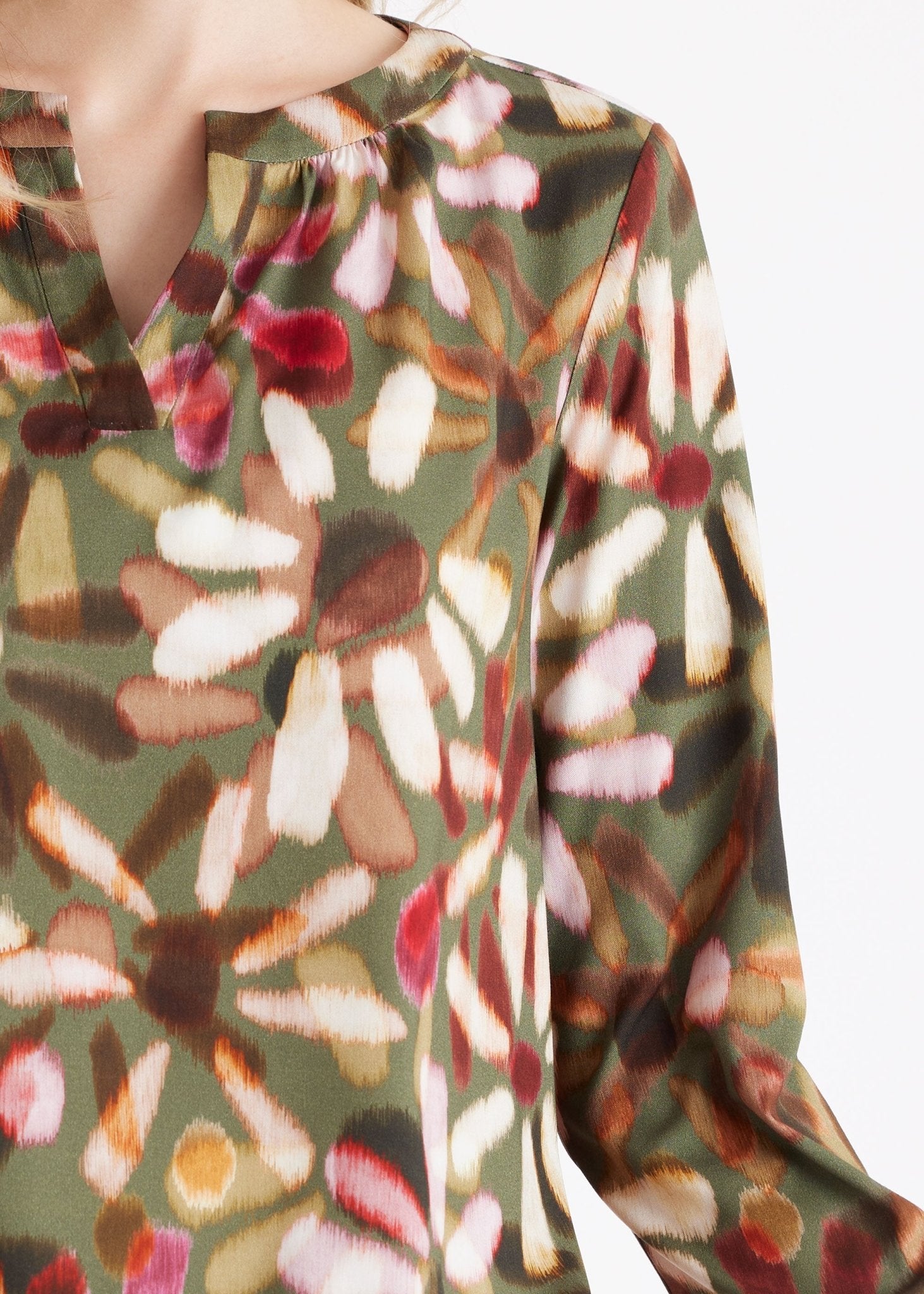 Bluse NABLOY mit Rundhals, kleinem V-Ausschnitt, langen Armen und mehrfarbigem Blumenmuster