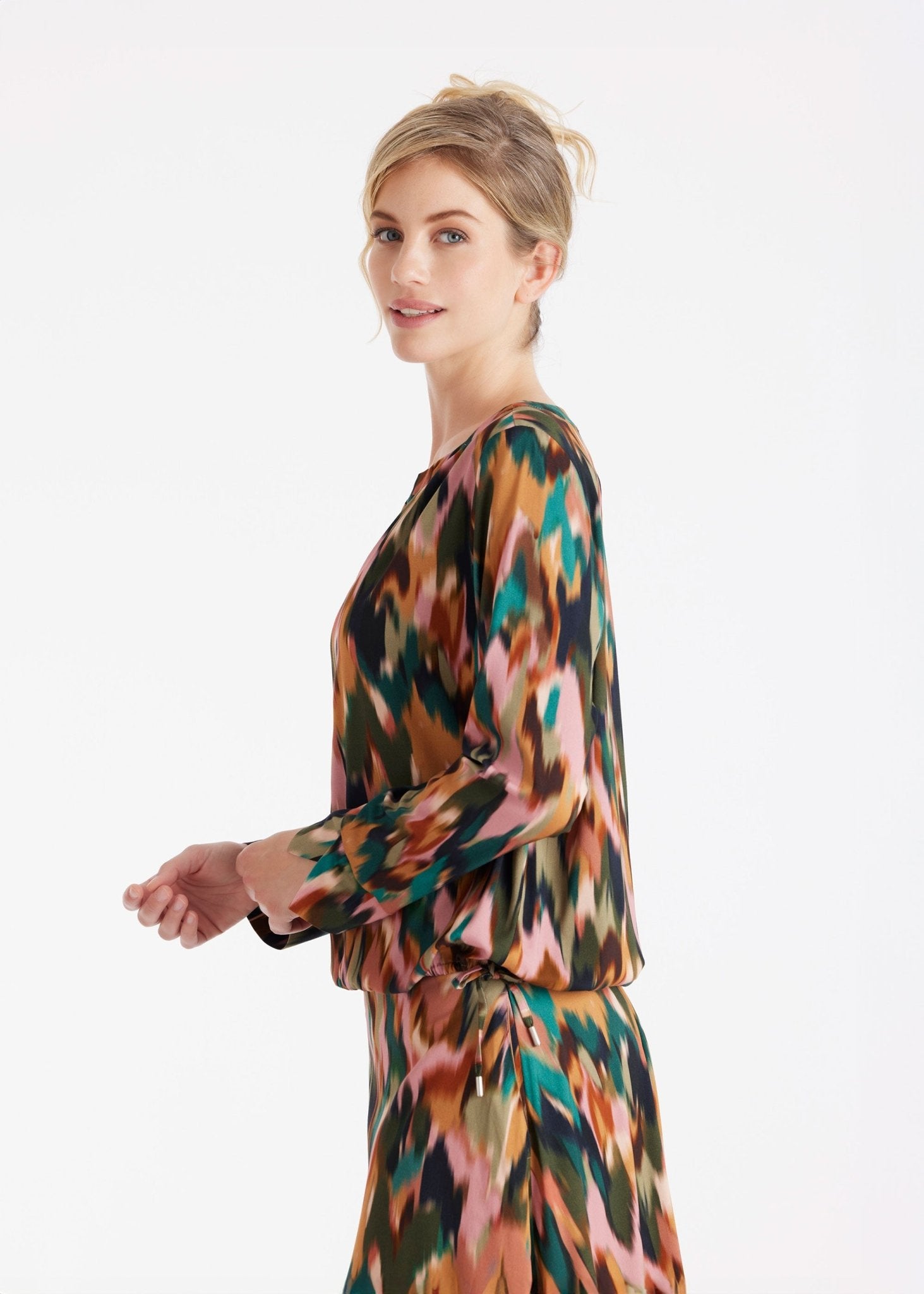 Bluse NABLOY mit Rundhals, kleinem V-Ausschnitt, langen Armen und mehrfarbigem Blumenmuster