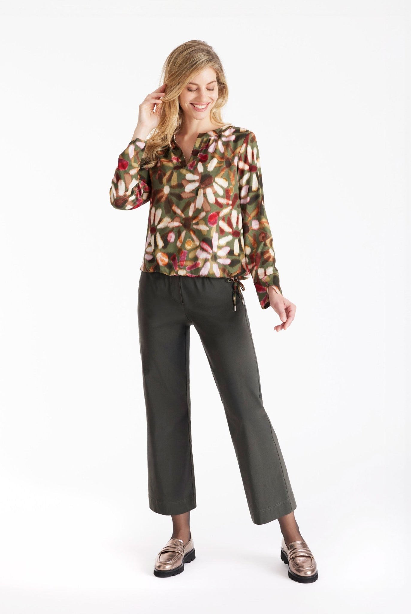 Bluse NABLOY mit Rundhals, kleinem V-Ausschnitt, langen Armen und mehrfarbigem Blumenmuster