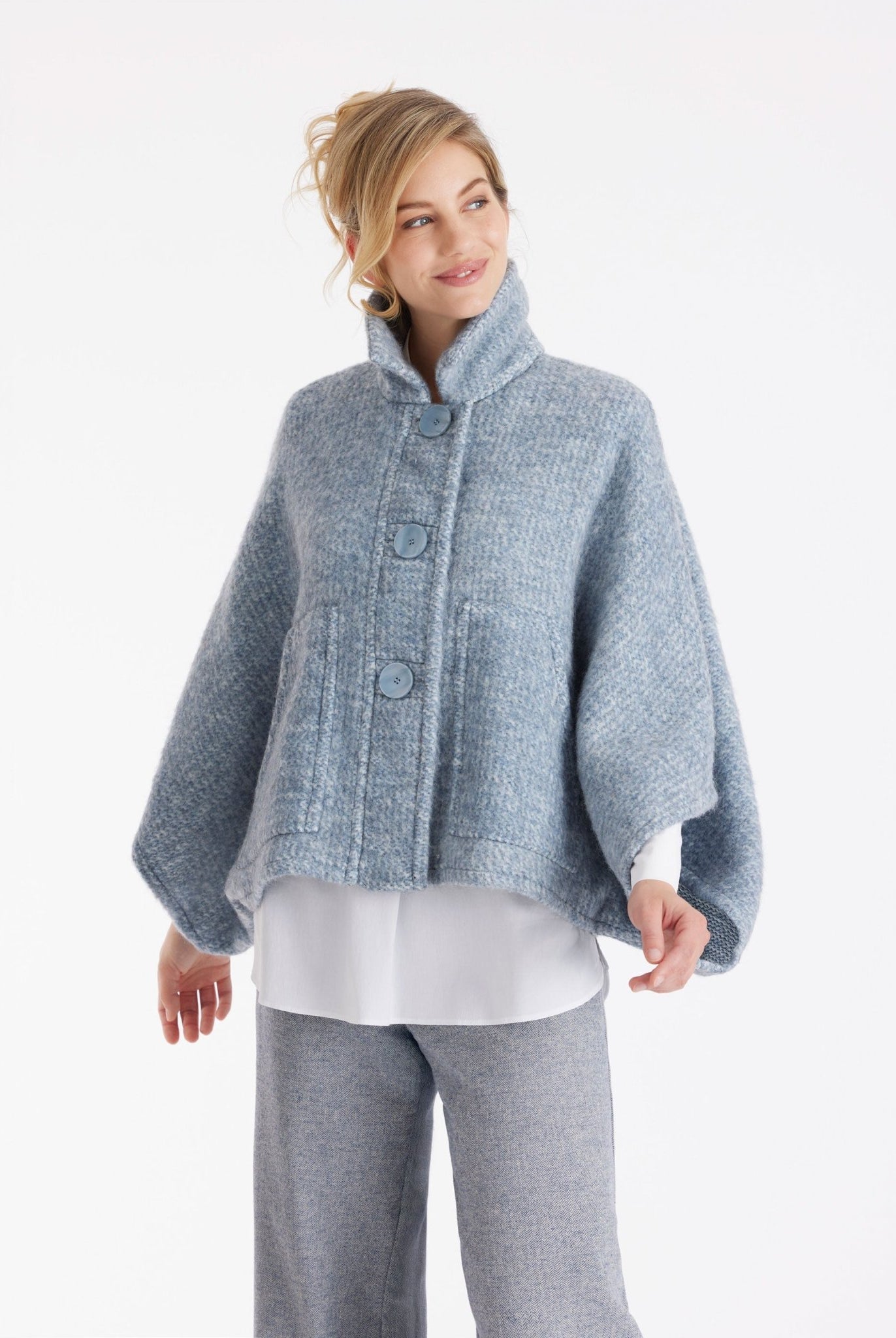 Weites Cape YAMYKA mit Kragen, Knopfleiste und großen Taschen aus grobem Stoff in Hellblau