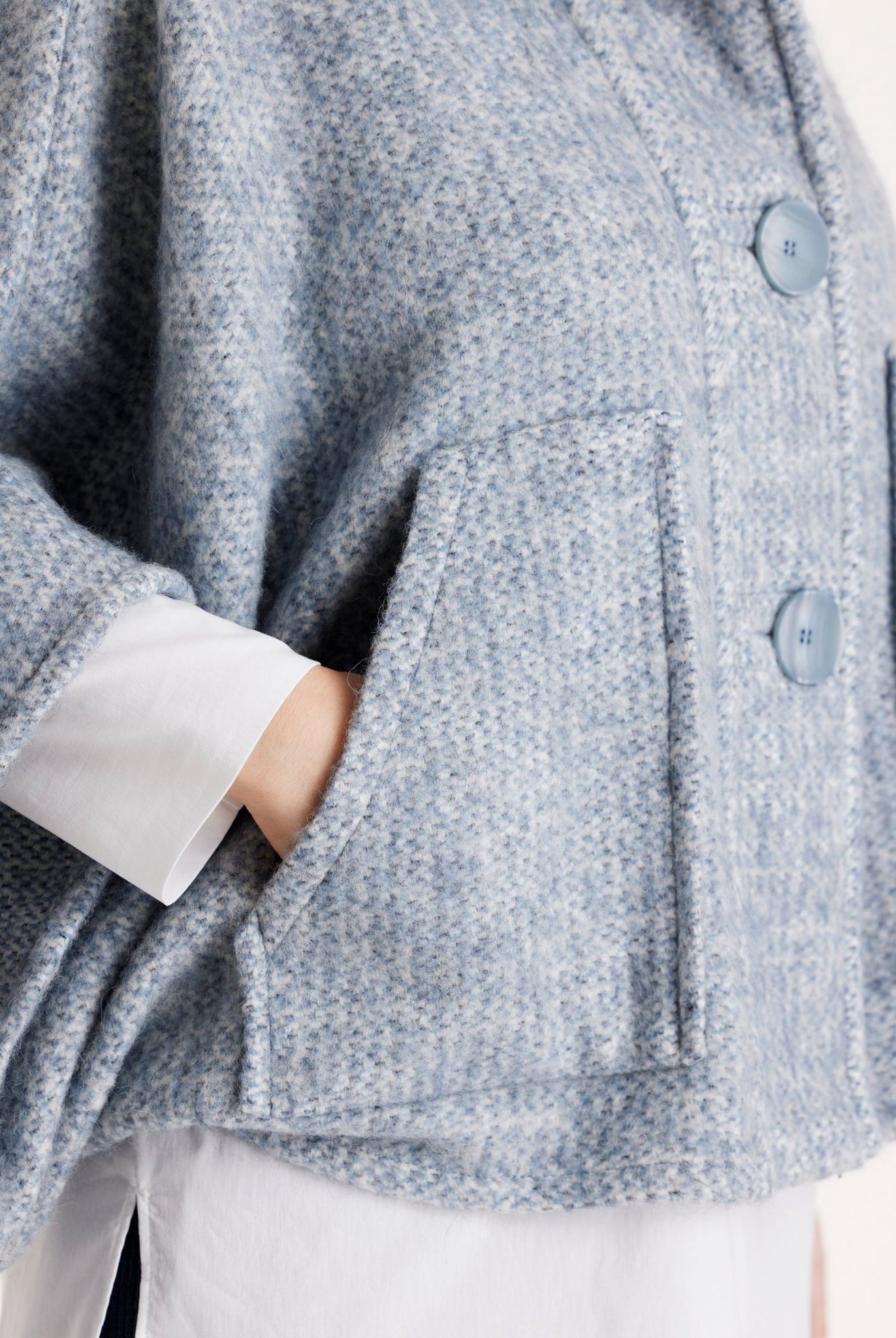 Weites Cape YAMYKA mit Kragen, Knopfleiste und großen Taschen aus grobem Stoff in Hellblau