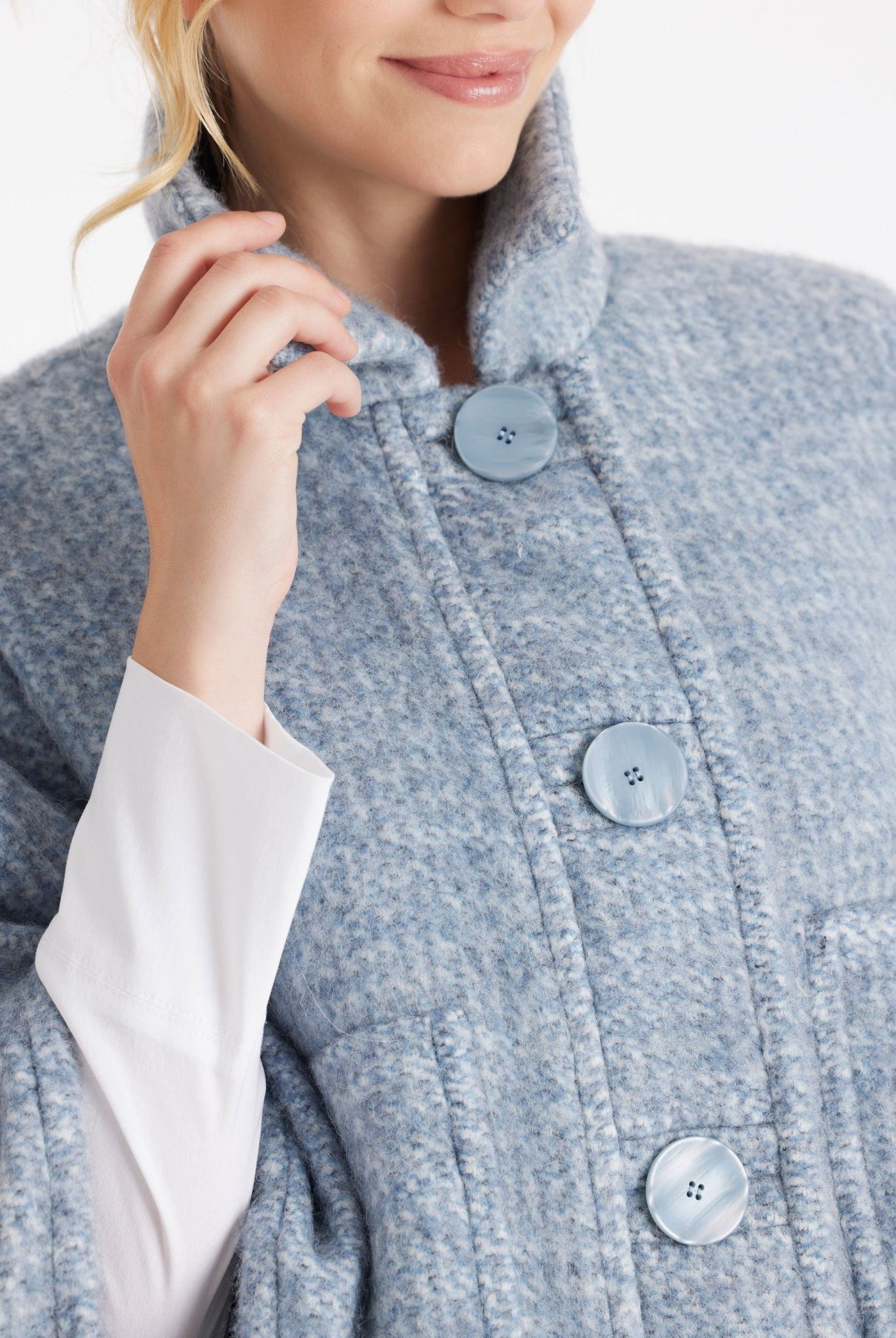 Weites Cape YAMYKA mit Kragen, Knopfleiste und großen Taschen aus grobem Stoff in Hellblau