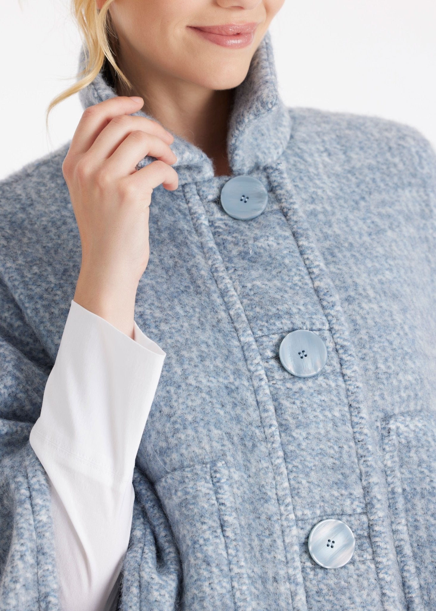 Weites Cape YAMYKA mit Kragen, Knopfleiste und großen Taschen aus grobem Stoff in Hellblau