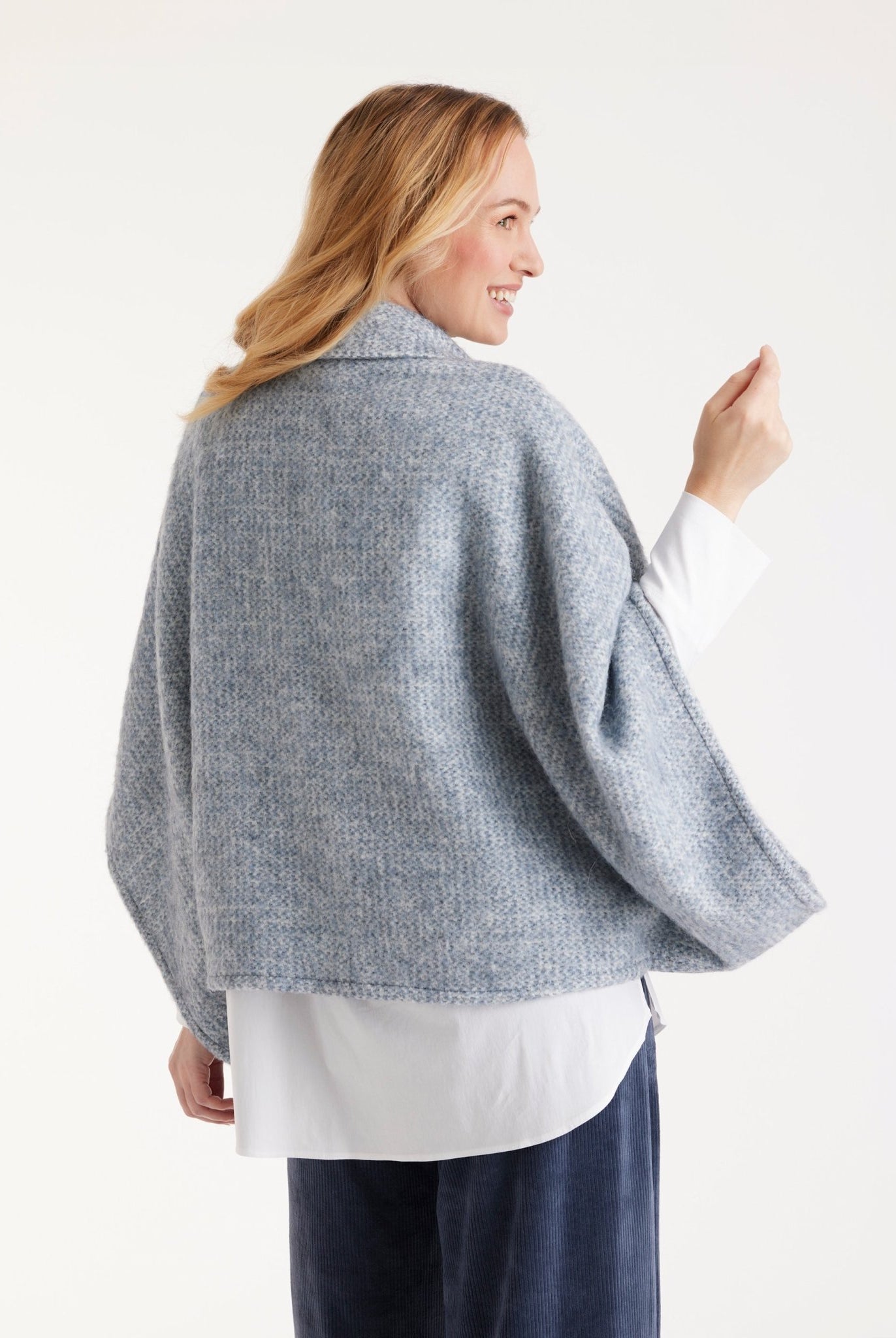 Weites Cape YAMYKA mit Kragen, Knopfleiste und großen Taschen aus grobem Stoff in Hellblau