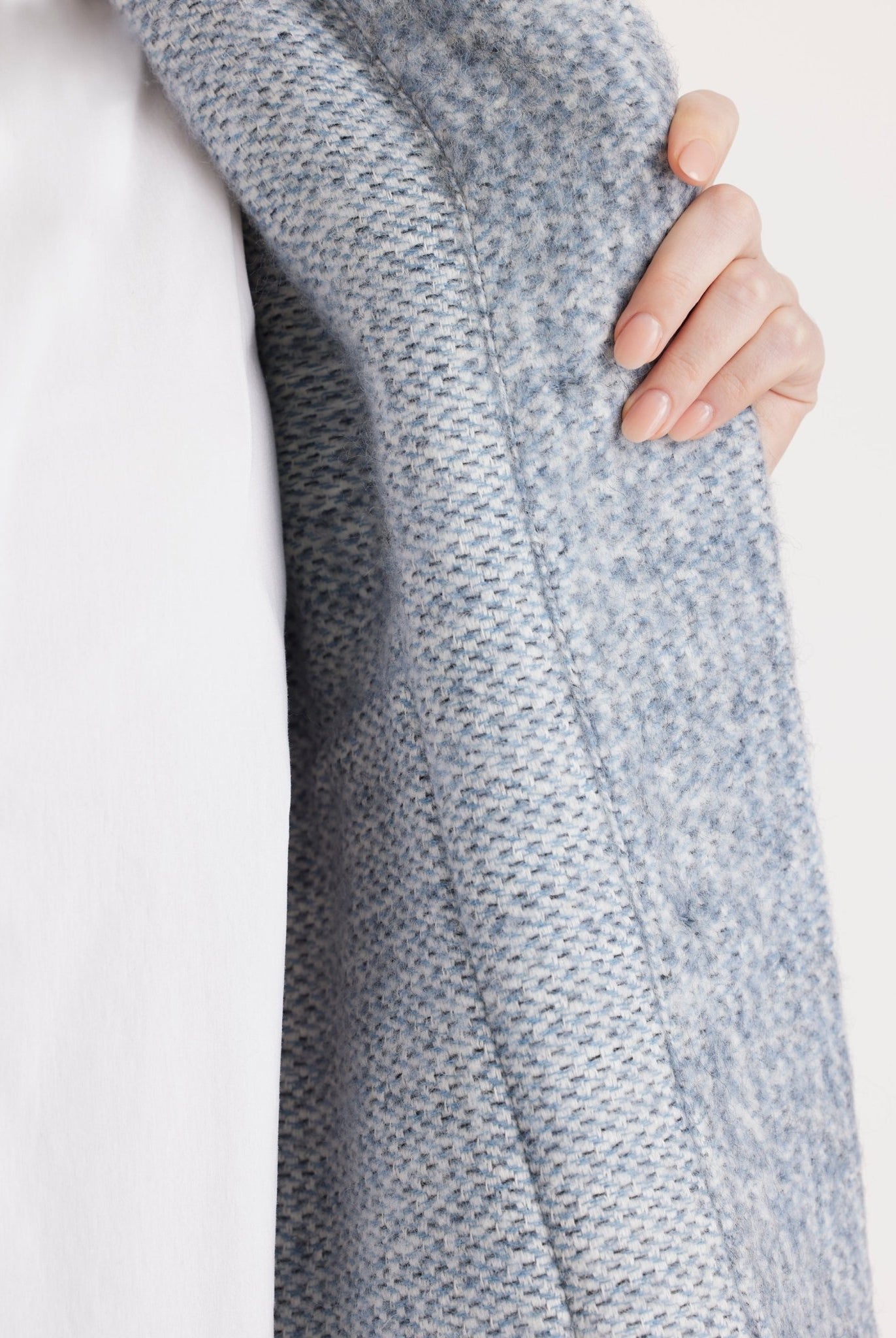 Weites Cape YAMYKA mit Kragen, Knopfleiste und großen Taschen aus grobem Stoff in Hellblau