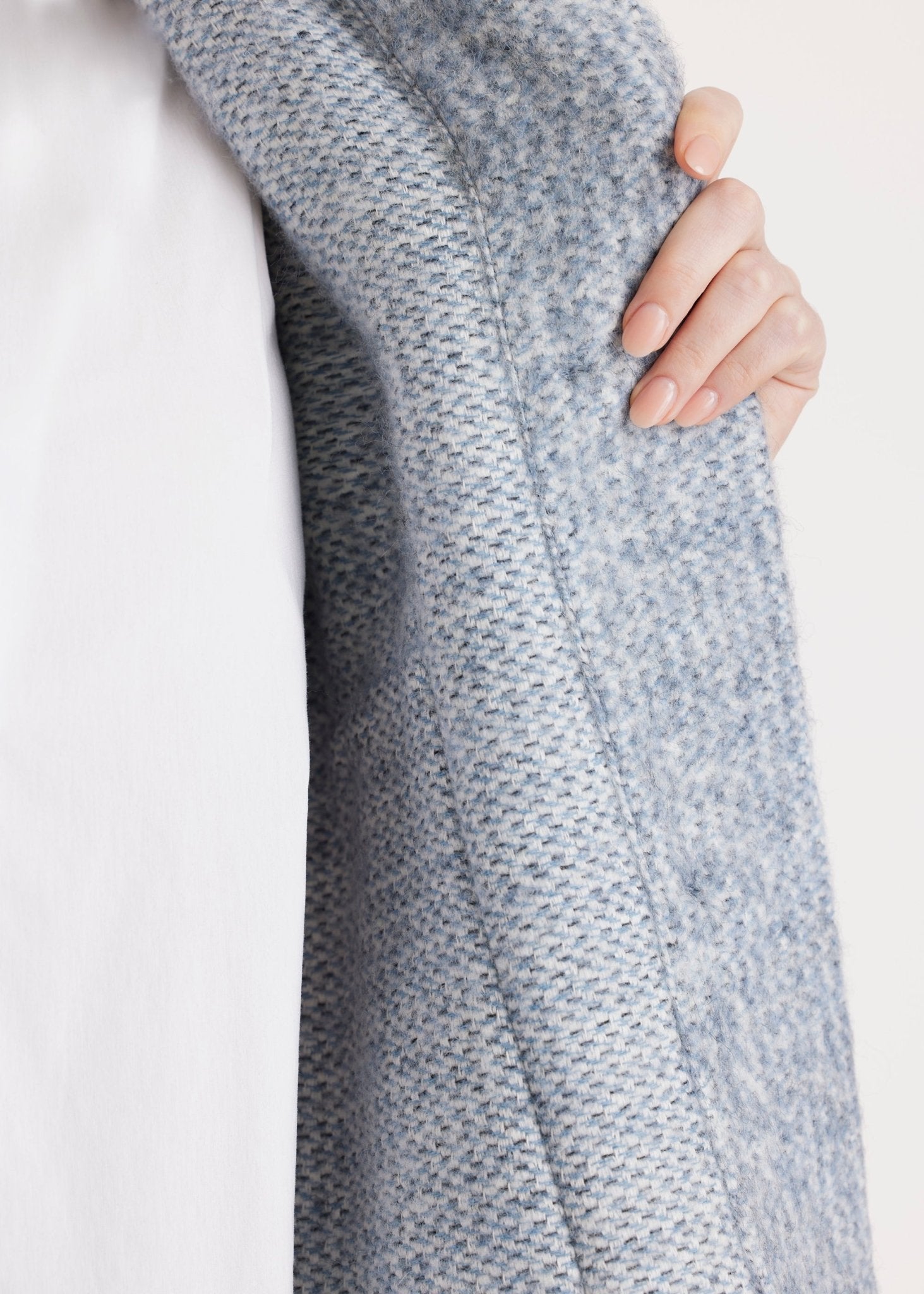 Weites Cape YAMYKA mit Kragen, Knopfleiste und großen Taschen aus grobem Stoff in Hellblau