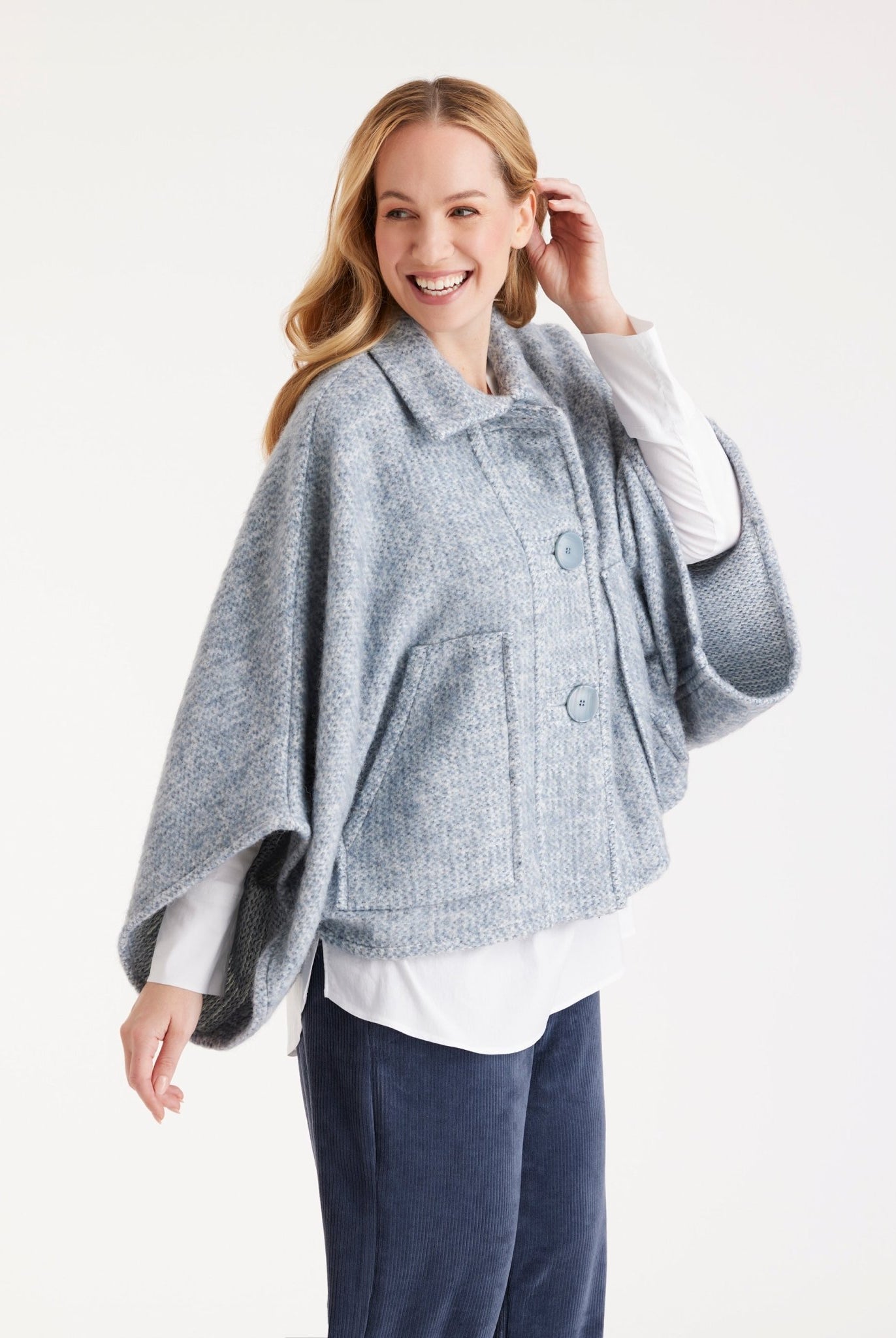 Weites Cape YAMYKA mit Kragen, Knopfleiste und großen Taschen aus grobem Stoff in Hellblau