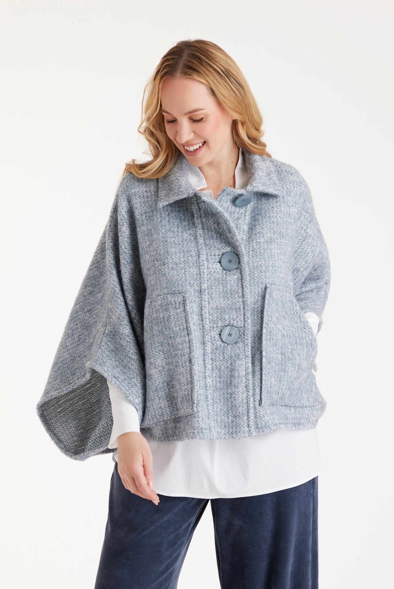 Weites Cape YAMYKA mit Kragen, Knopfleiste und großen Taschen aus grobem Stoff in Hellblau