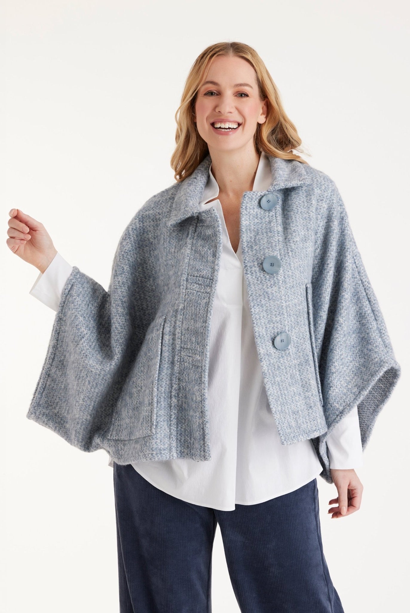 Weites Cape YAMYKA mit Kragen, Knopfleiste und großen Taschen aus grobem Stoff in Hellblau