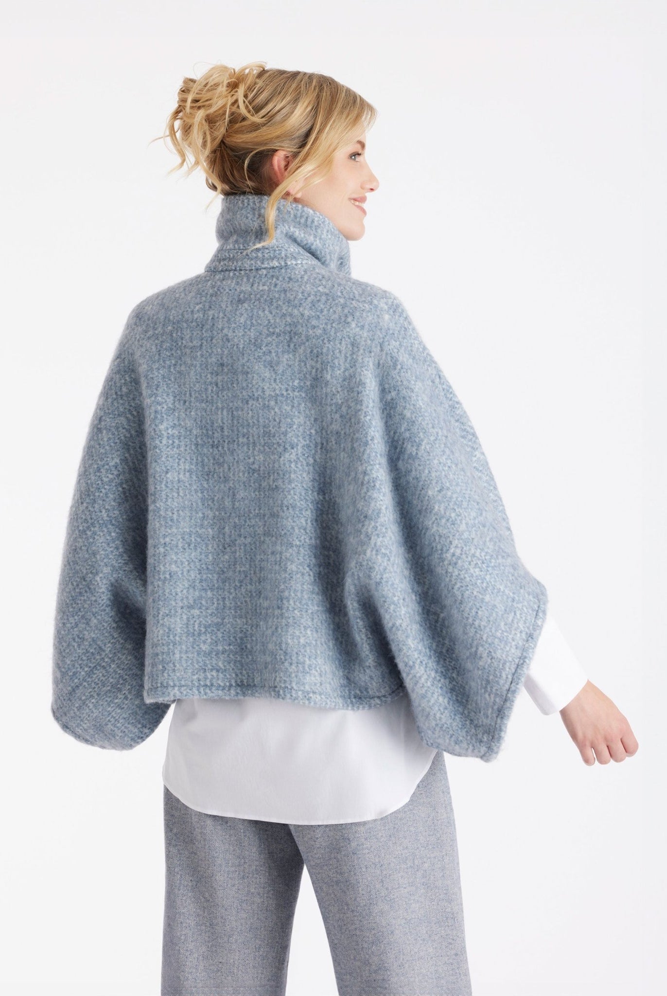 Weites Cape YAMYKA mit Kragen, Knopfleiste und großen Taschen aus grobem Stoff in Hellblau