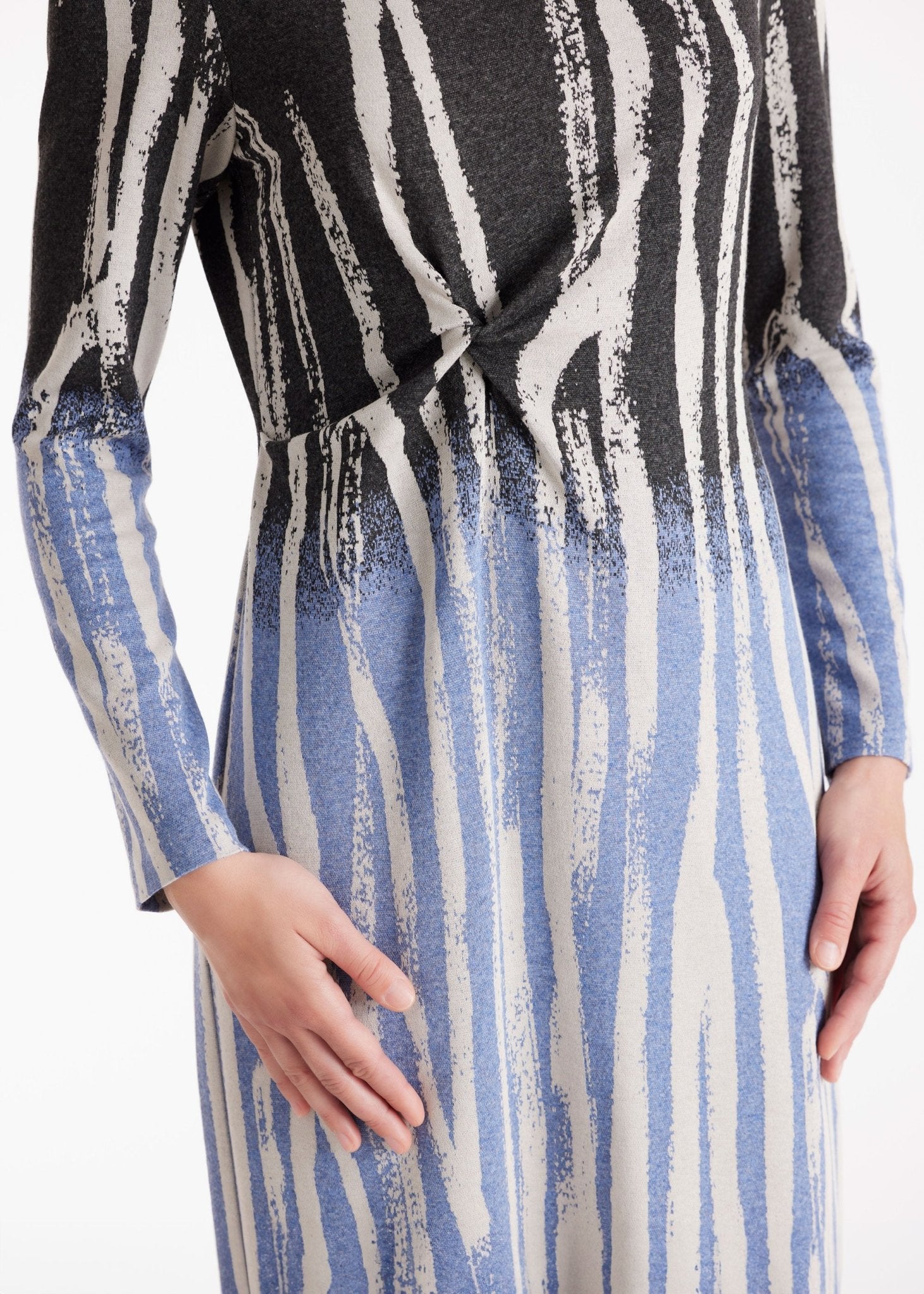 Etuikleid QUUU mit U-Boot-Ausschnitt, langen Armen und Wellenmuster in Schwarz, Blau und Weiß