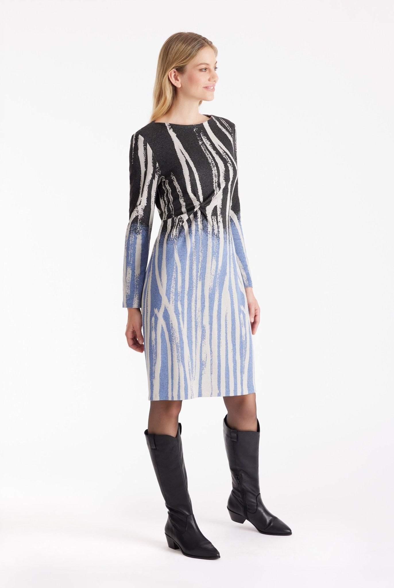 Etuikleid QUUU mit U-Boot-Ausschnitt, langen Armen und Wellenmuster in Schwarz, Blau und Weiß