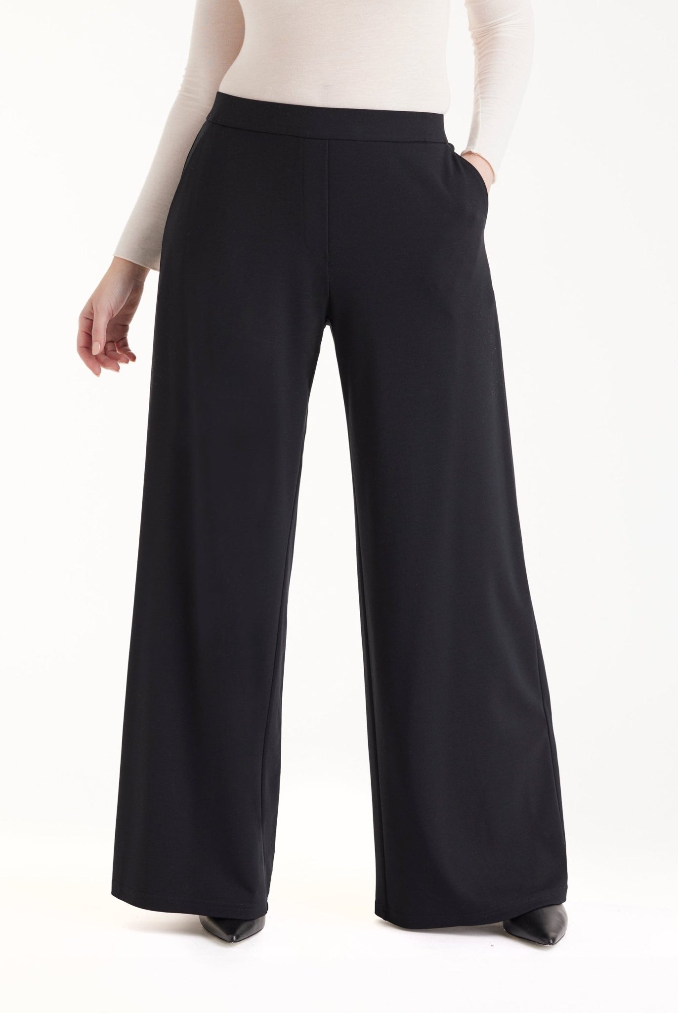 Hose GYPANTA mit geradem, lockerem Bein und seitlichen Eingrifftaschen in Schwarz