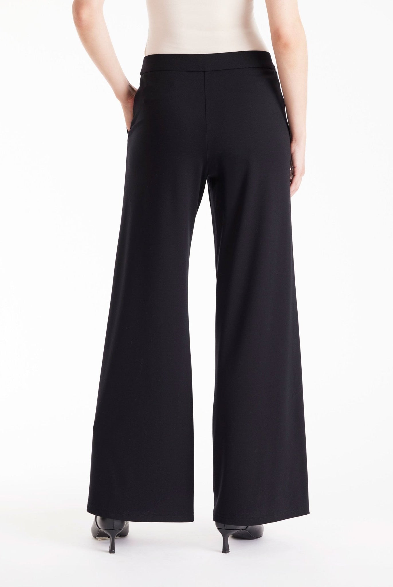 Hose GYPANTA mit geradem, lockerem Bein und seitlichen Eingrifftaschen in Schwarz