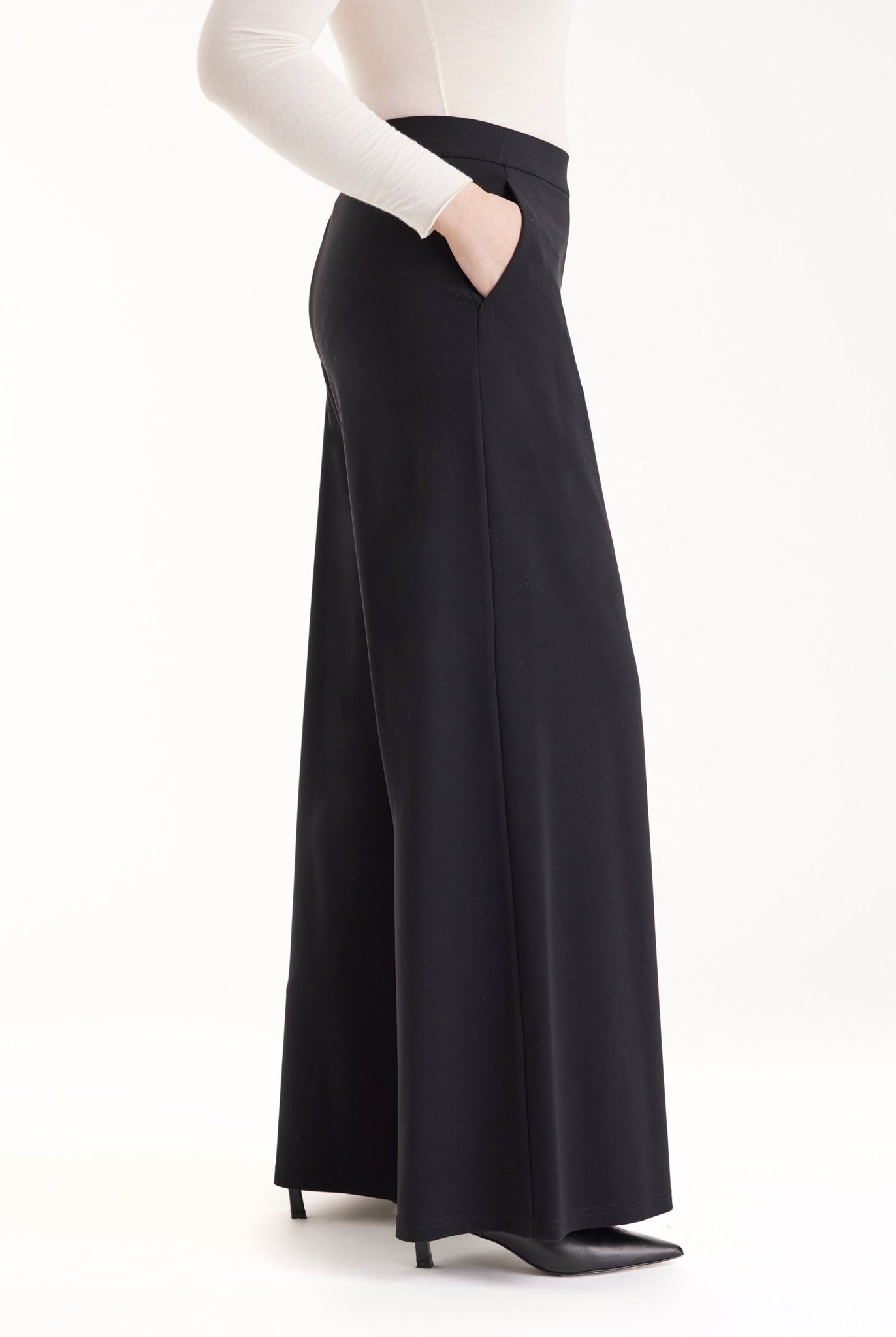 Hose GYPANTA mit geradem, lockerem Bein und seitlichen Eingrifftaschen in Schwarz