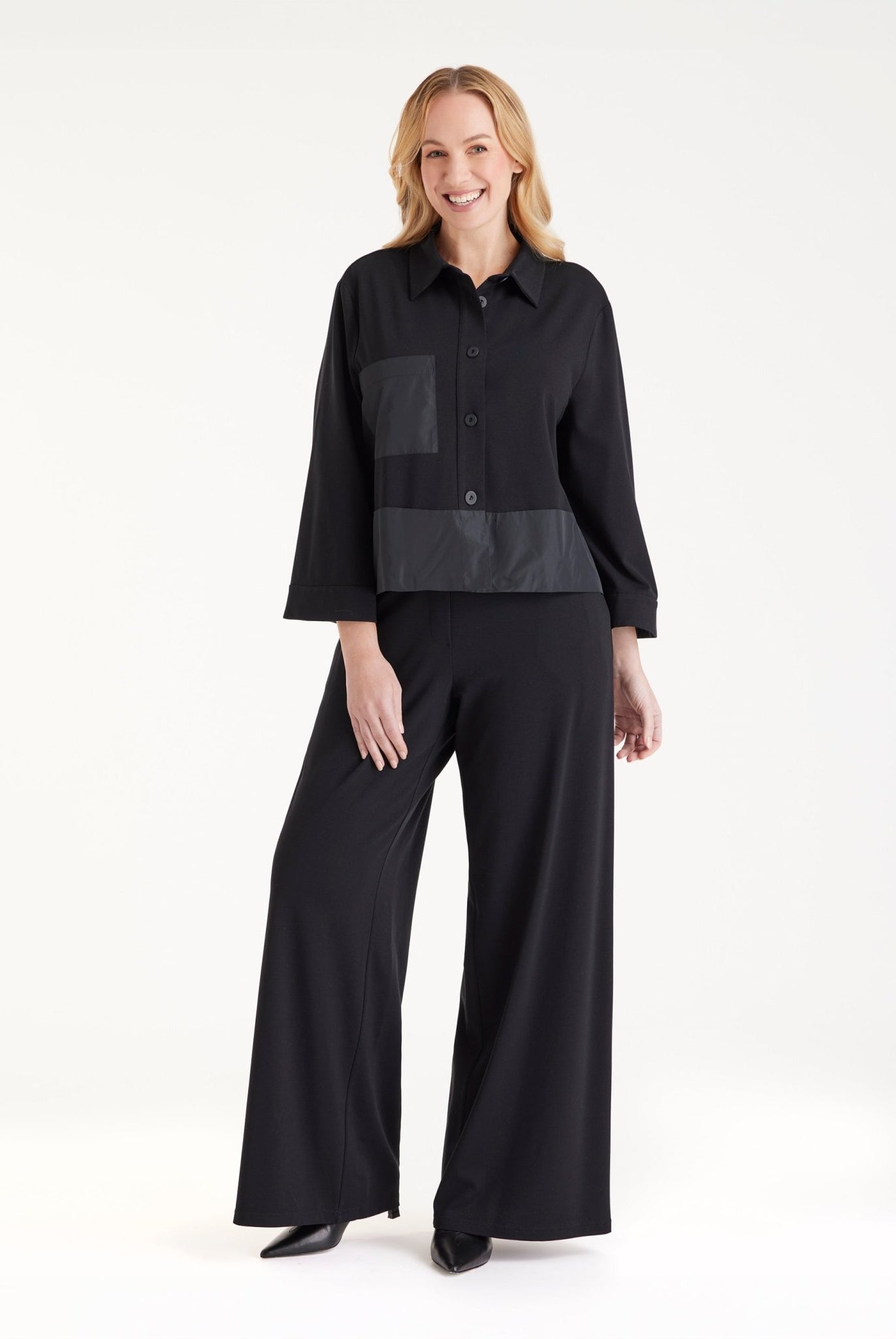 Hose GYPANTA mit geradem, lockerem Bein und seitlichen Eingrifftaschen in Schwarz