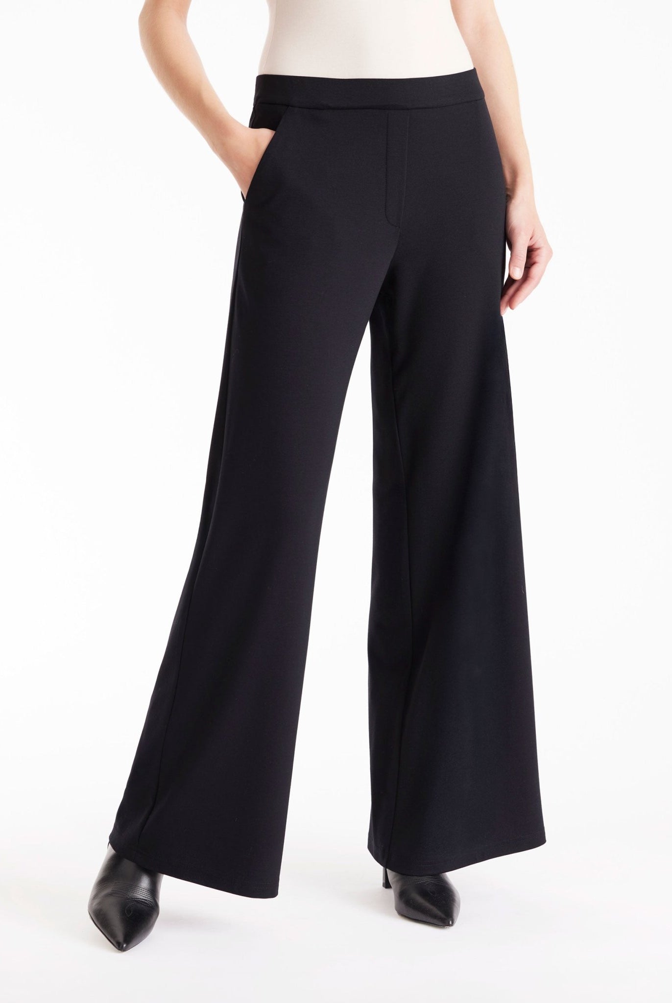 Hose GYPANTA mit geradem, lockerem Bein und seitlichen Eingrifftaschen in Schwarz