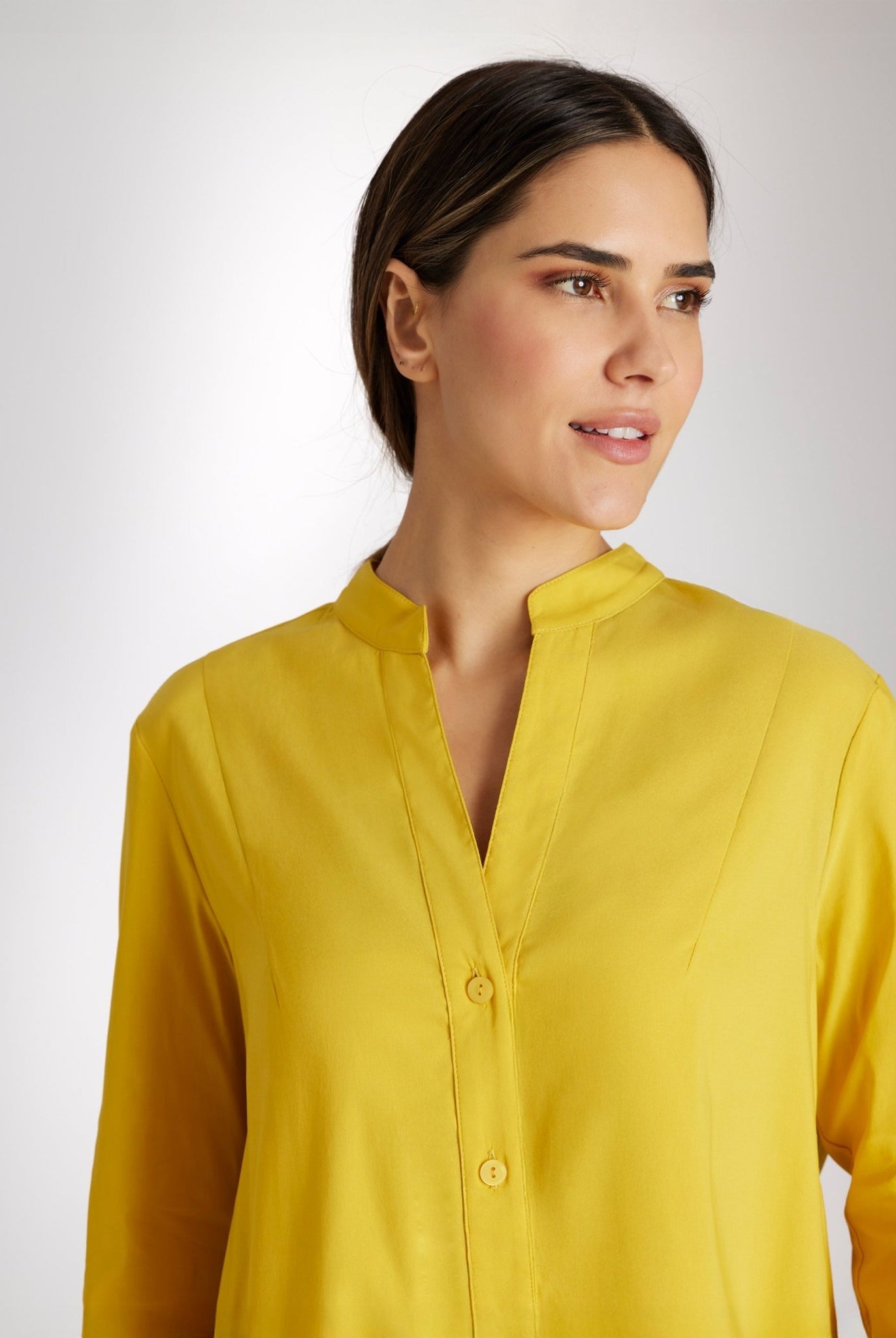 Lange Bluse BABLO mit durchgehender Knopfleiste, langen Ärmeln und kleinem Stehkragen in Gelb