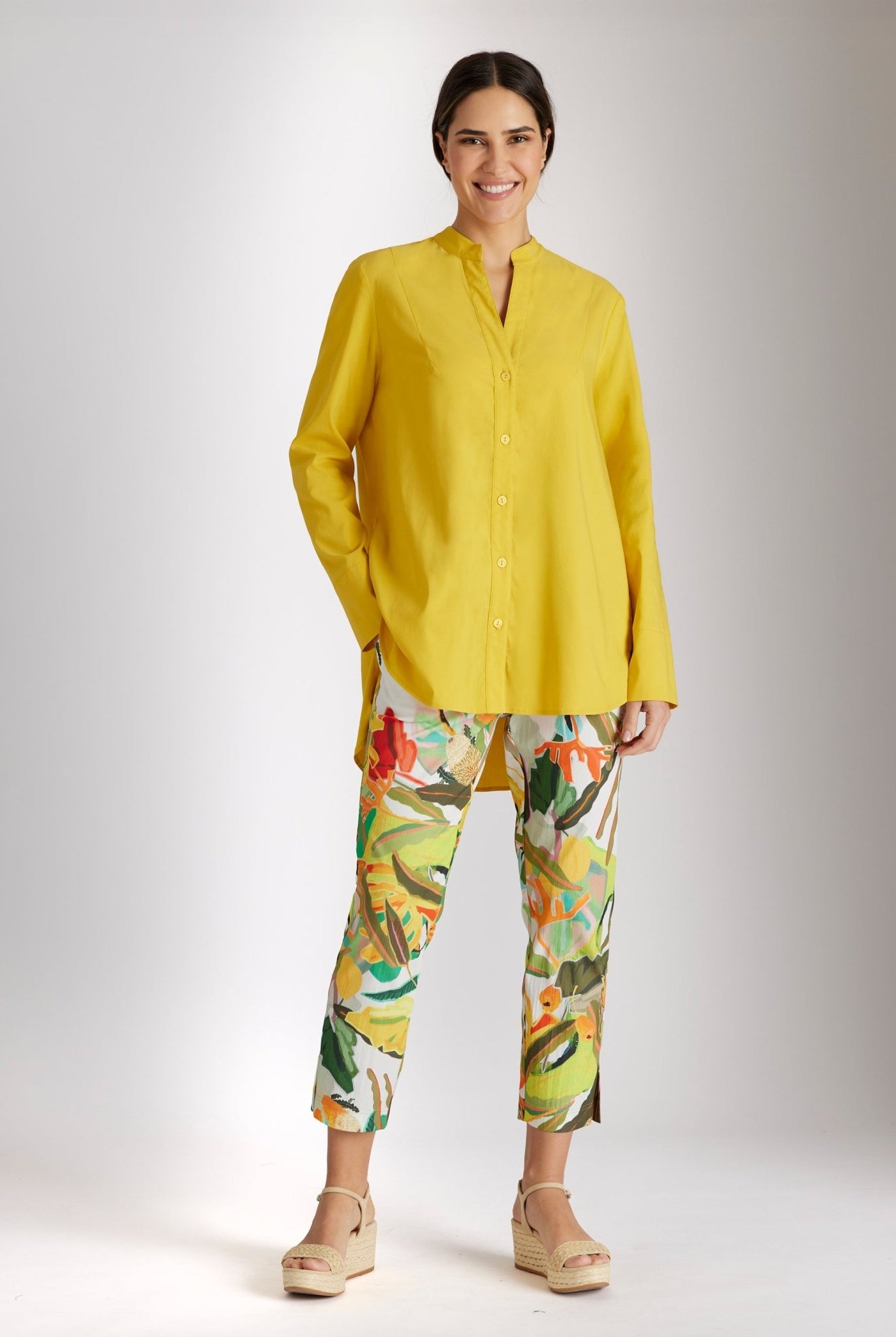 Lange Bluse BABLO mit durchgehender Knopfleiste, langen Ärmeln und kleinem Stehkragen in Gelb