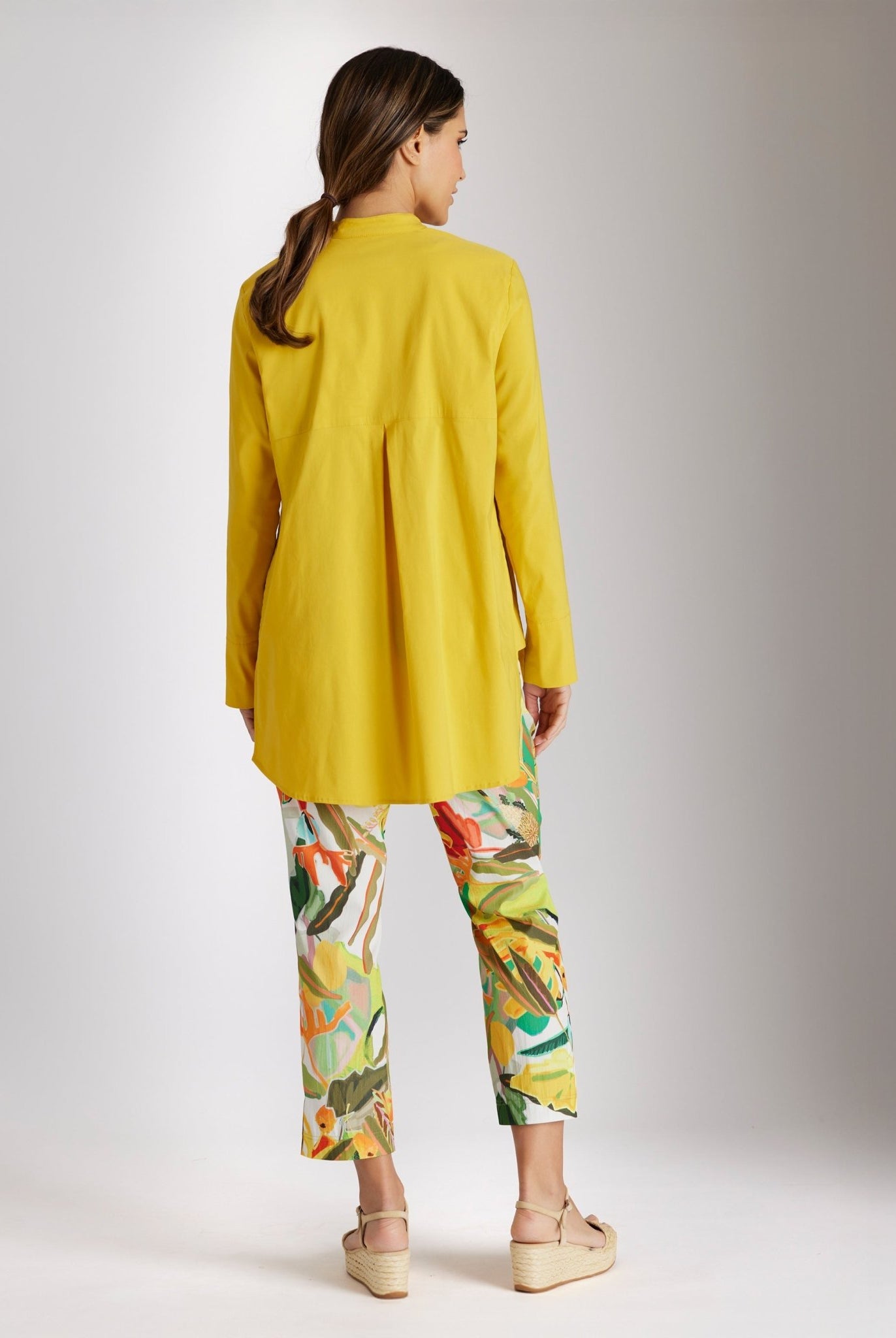 Lange Bluse BABLO mit durchgehender Knopfleiste, langen Ärmeln und kleinem Stehkragen in Gelb