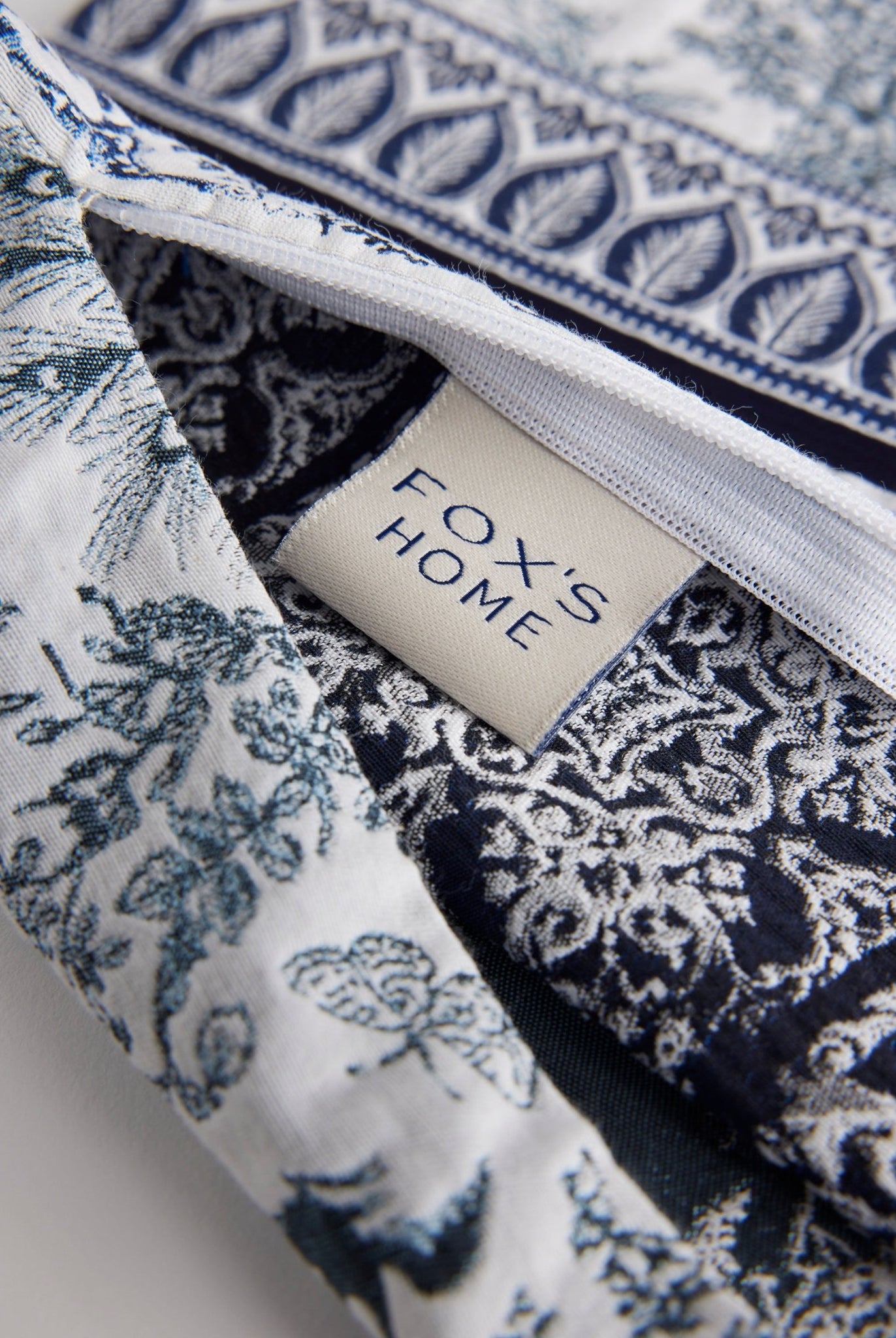 Gewebte Dekokissenhülle EVELIN in Größe 50x50 cm aus edlem Jacquard-Stoff mit dunkelblauem Pfauen-Muster