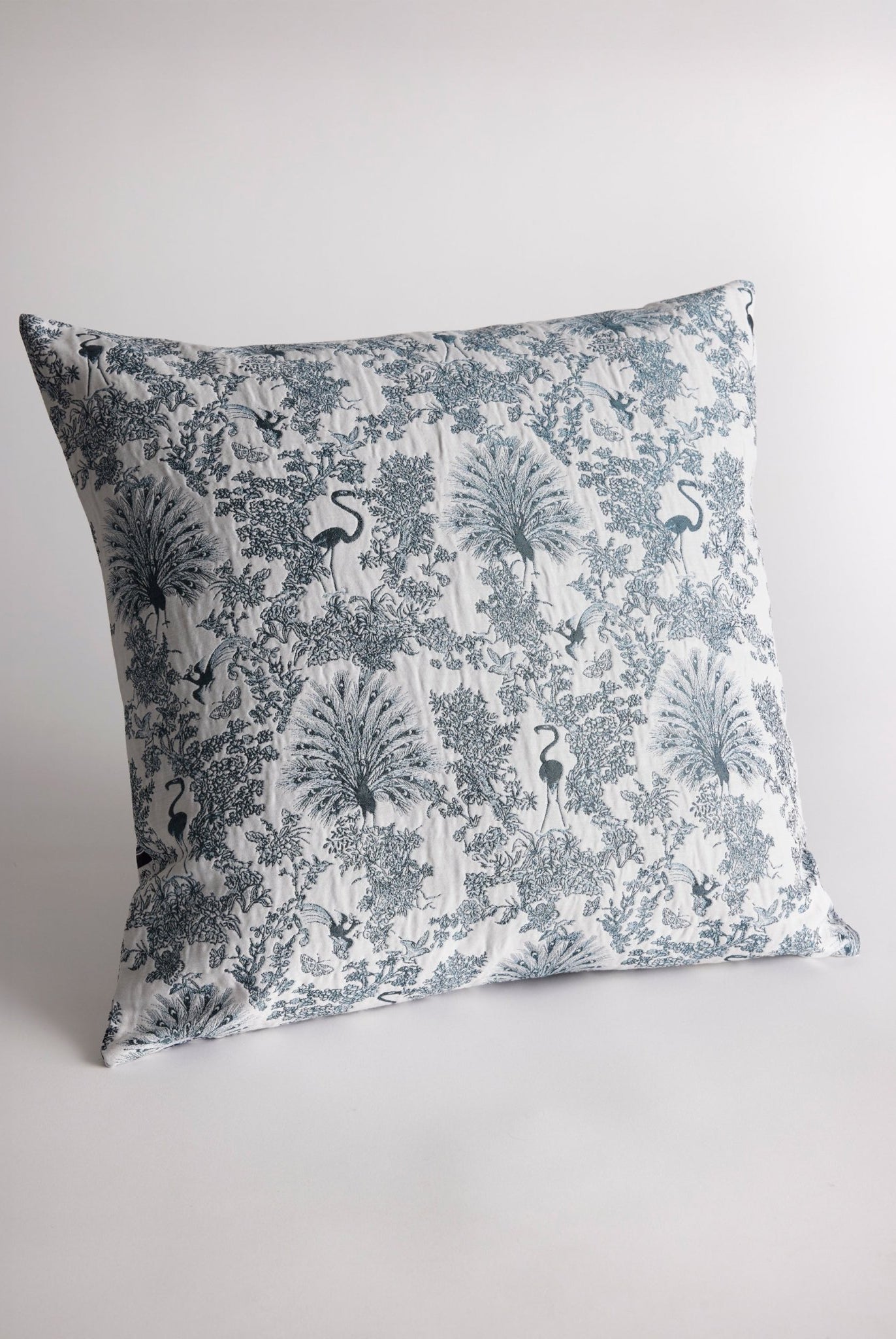 Gewebte Dekokissenhülle EVELIN in Größe 50x50 cm aus edlem Jacquard-Stoff mit dunkelblauem Pfauen-Muster