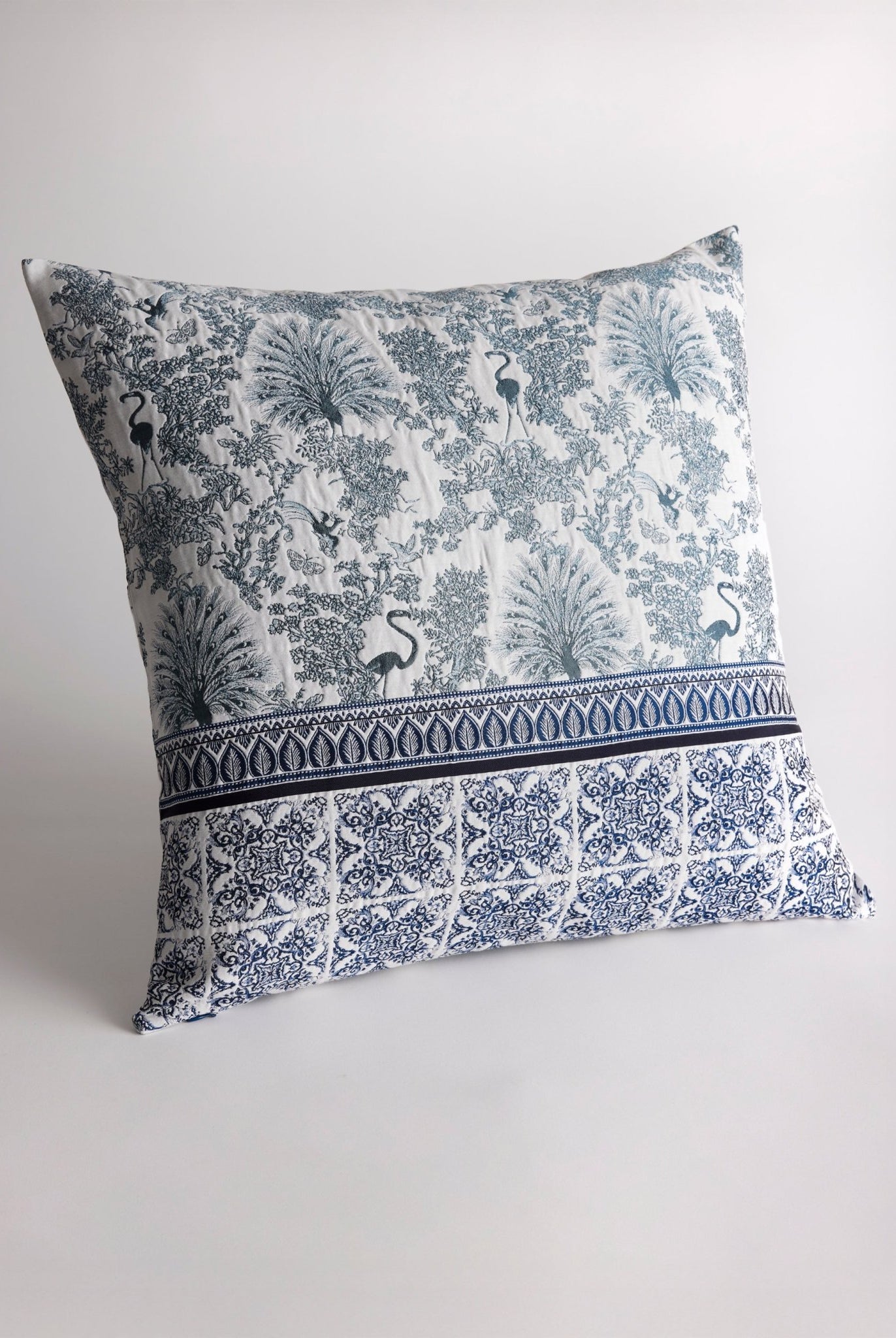 Gewebte Dekokissenhülle EVELIN in Größe 50x50 cm aus edlem Jacquard-Stoff mit dunkelblauem Pfauen-Muster